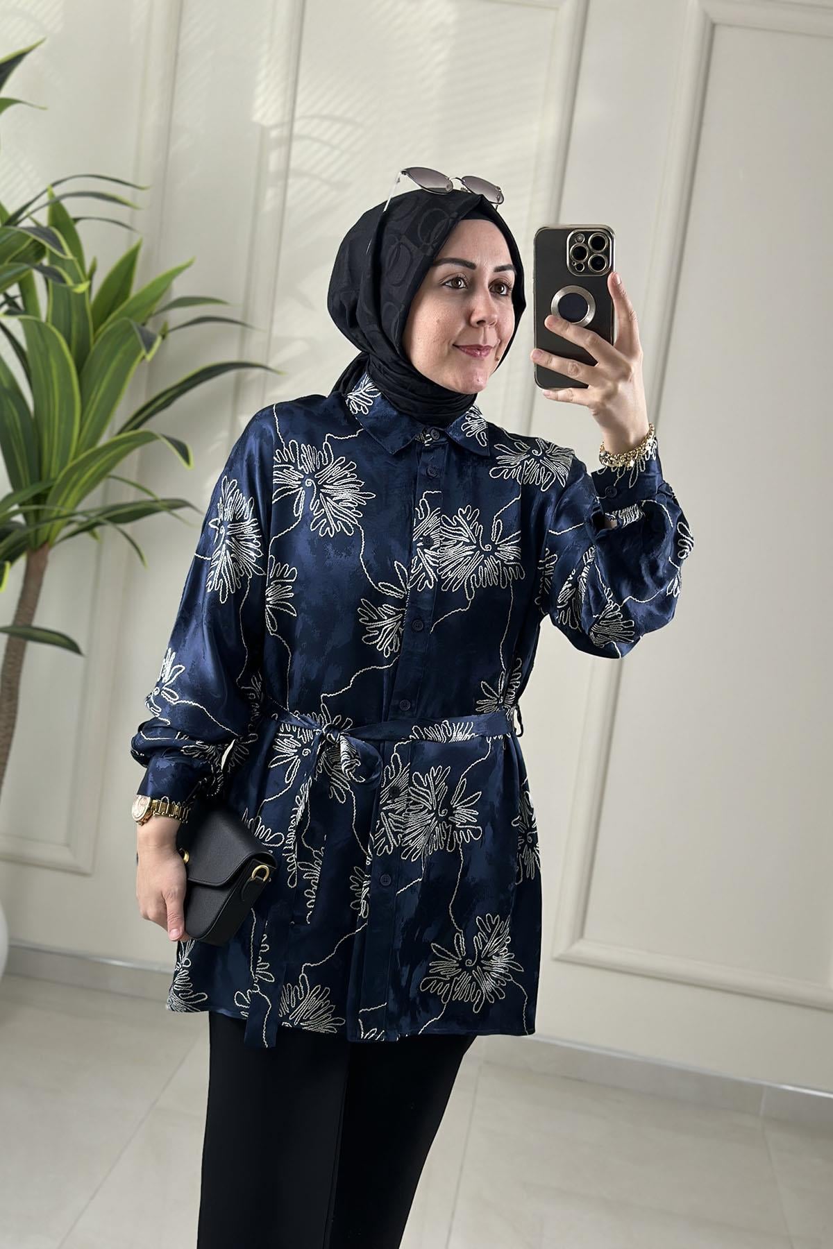 Tesettür Tunik GömlekYarasa Kol Kemerli Kendinden Desenli Önü Düğmeli Kadın Tunik Lacivert SFF 250356