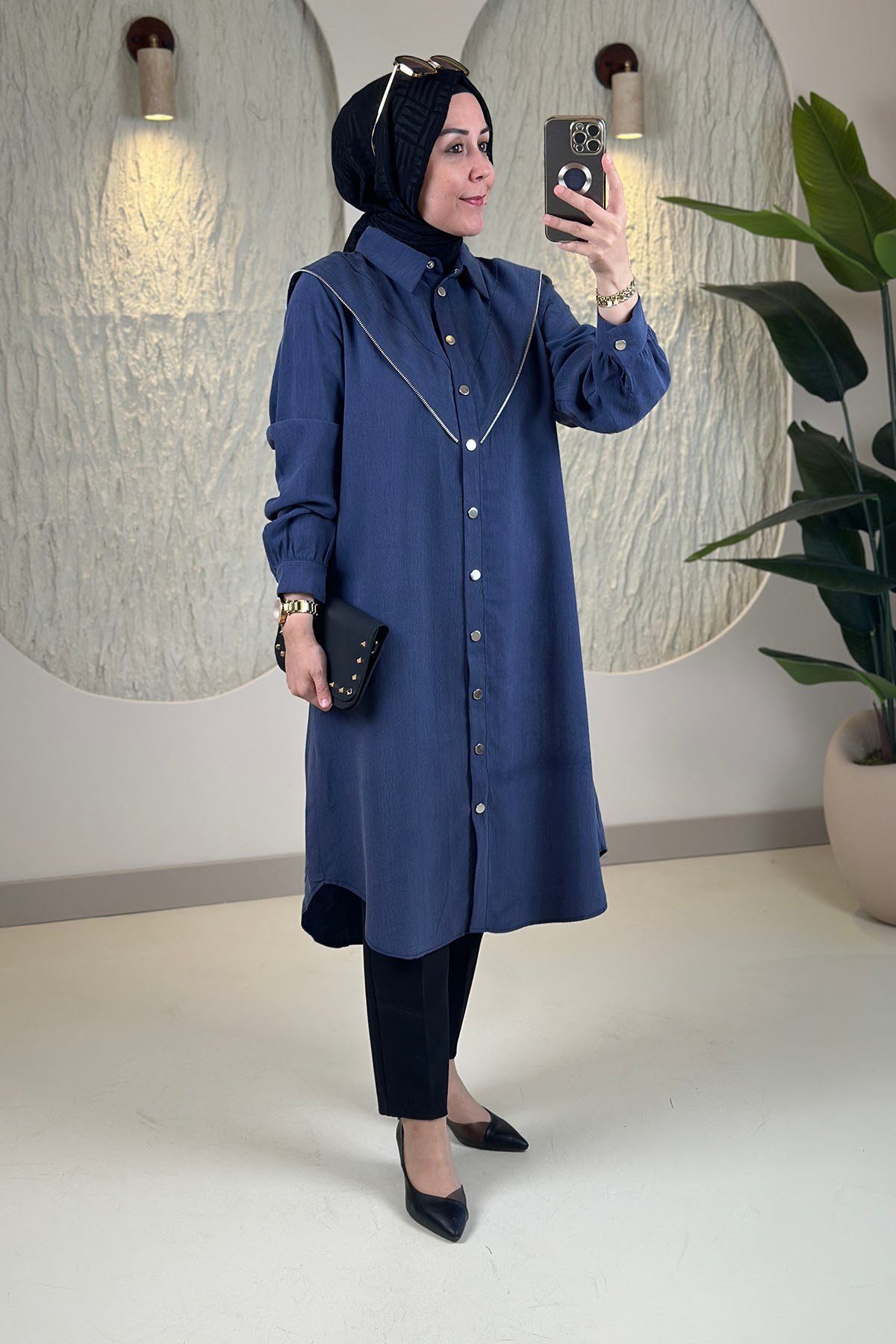 Tesettür Tunik ModelleriAllerli Fermuar Detaylı Önü Çıtçıtlı İpli Modal Tensel Kadın Tunik Lacivert EYL 2241