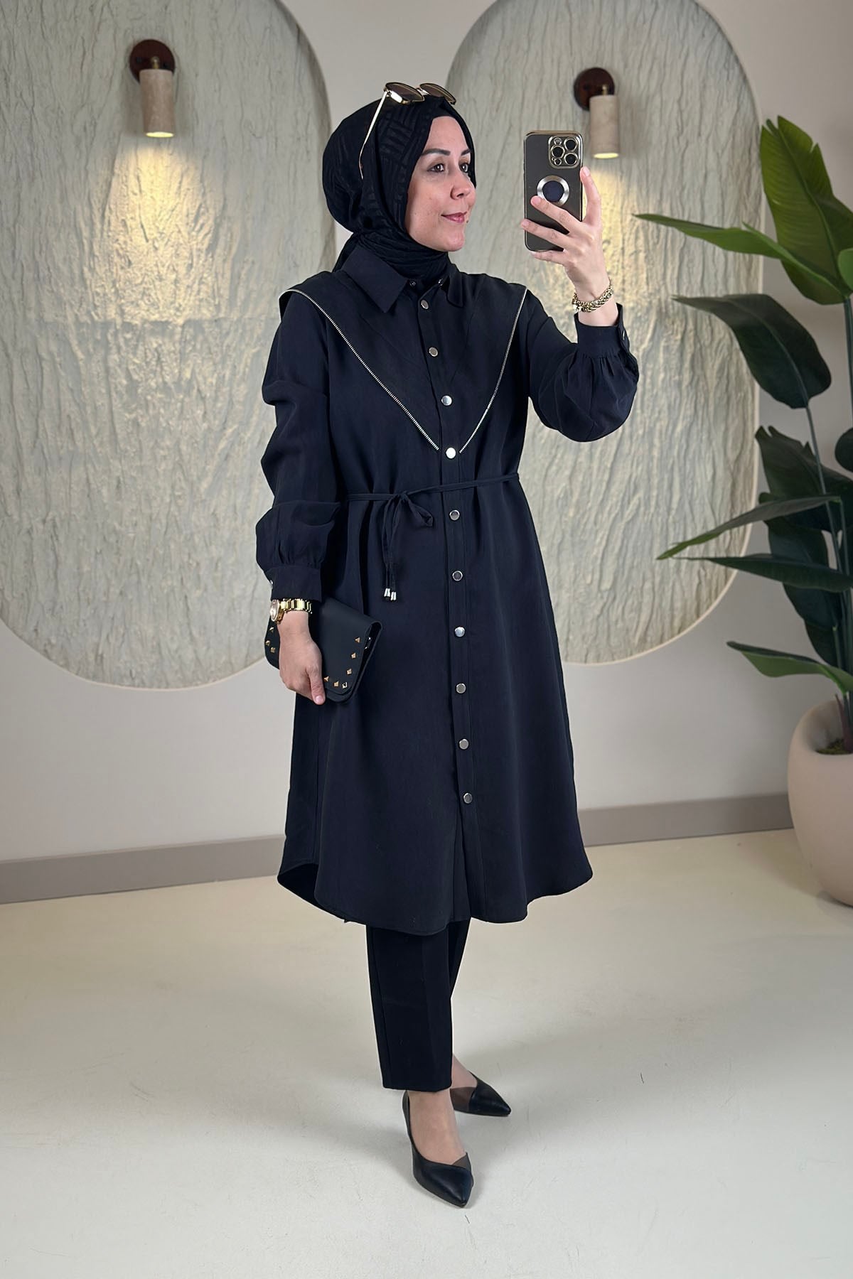 Tesettür Tunik ModelleriAllerli Fermuar Detaylı Önü Çıtçıtlı İpli Modal Tensel Kadın Tunik Siyah EYL 2241
