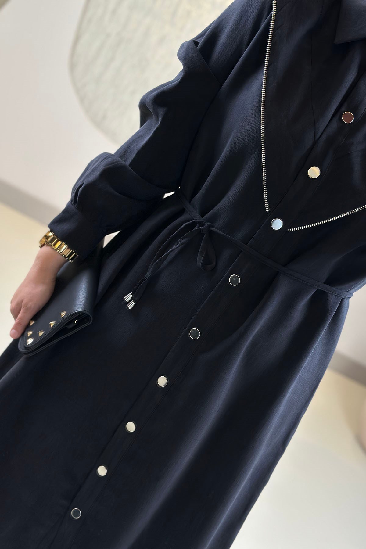 Tesettür Tunik ModelleriAllerli Fermuar Detaylı Önü Çıtçıtlı İpli Modal Tensel Kadın Tunik Siyah EYL 2241