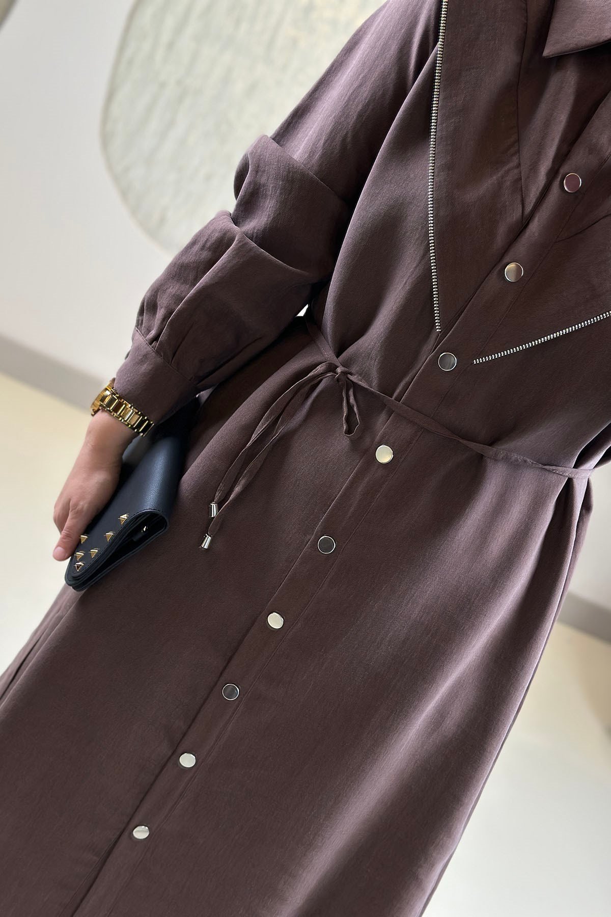 Tesettür Tunik ModelleriAllerli Fermuar Detaylı Önü Çıtçıtlı İpli Modal Tensel Kadın Tunik Kahverengi EYL 2241