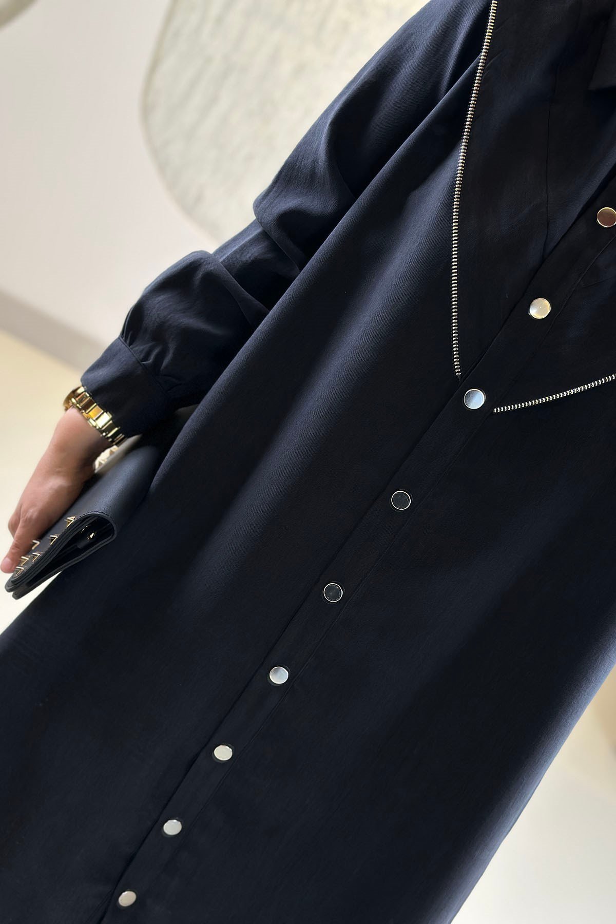 Tesettür Tunik ModelleriAllerli Fermuar Detaylı Önü Çıtçıtlı İpli Modal Tensel Kadın Tunik Siyah EYL 2241