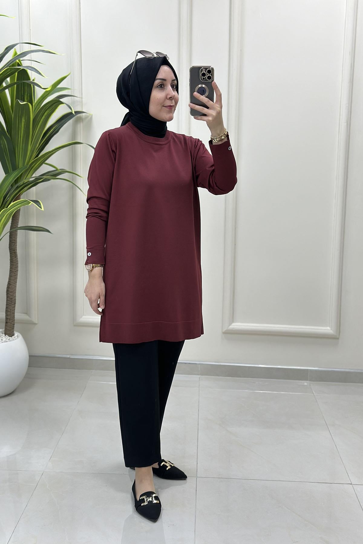 Tesettür Tunik ModelleriArka Detay ve Kol Düğme Aksesuarlı Kadın Triko Tunik Bordo KADO 2725116