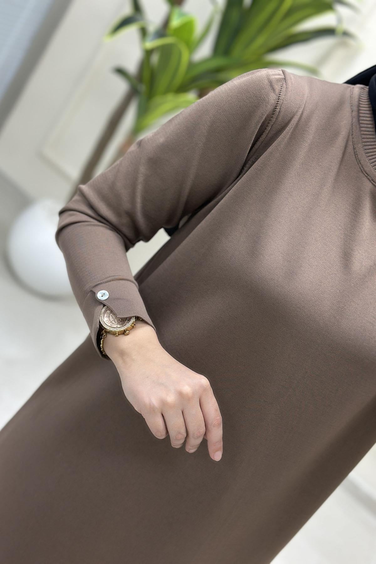 Tesettür Tunik ModelleriArka Detay ve Kol Düğme Aksesuarlı Kadın Triko Tunik Vizon KADO 2725116