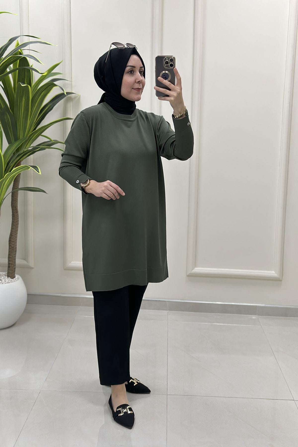 Tesettür Tunik ModelleriArka Detay ve Kol Düğme Aksesuarlı Kadın Triko Tunik Haki KADO 2725116