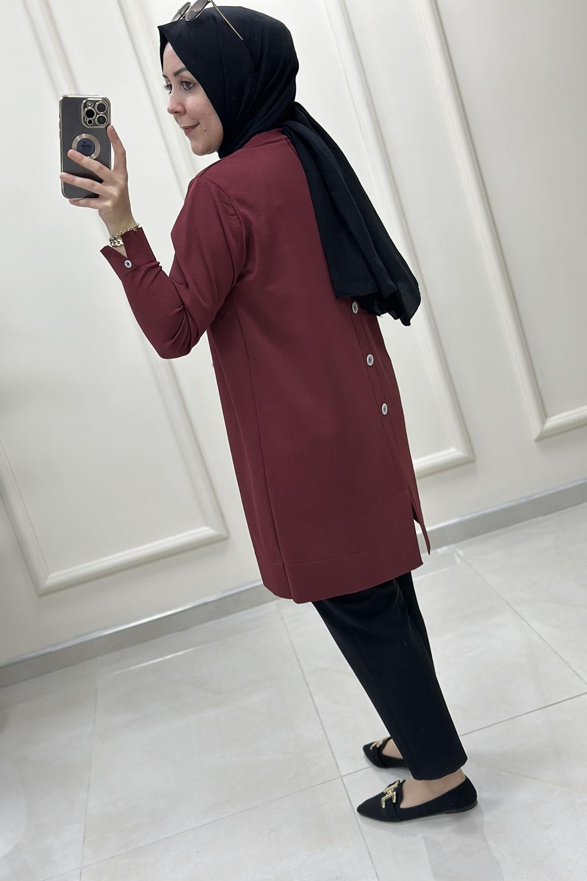 Tesettür Tunik ModelleriArka Detay ve Kol Düğme Aksesuarlı Kadın Triko Tunik Bordo KADO 2725116
