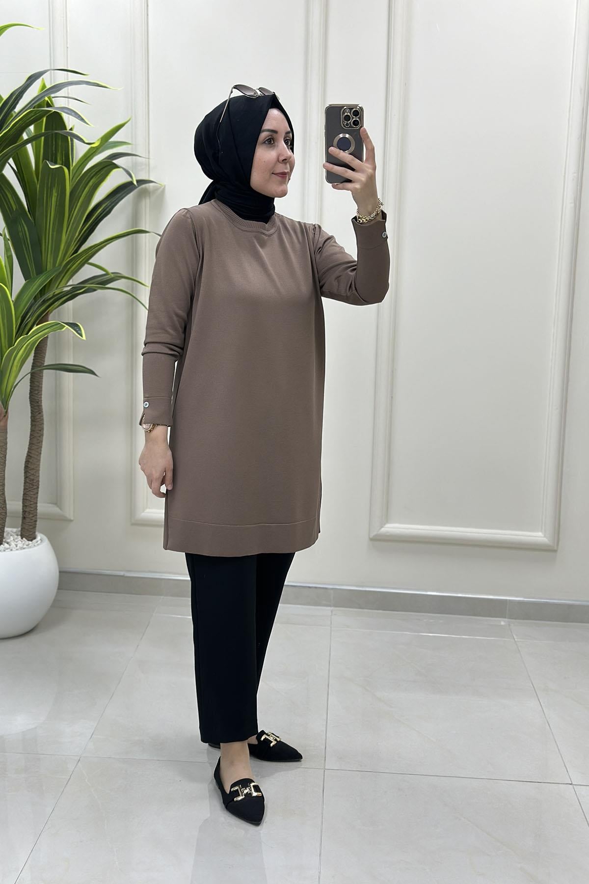 Tesettür Tunik ModelleriArka Detay ve Kol Düğme Aksesuarlı Kadın Triko Tunik Vizon KADO 2725116