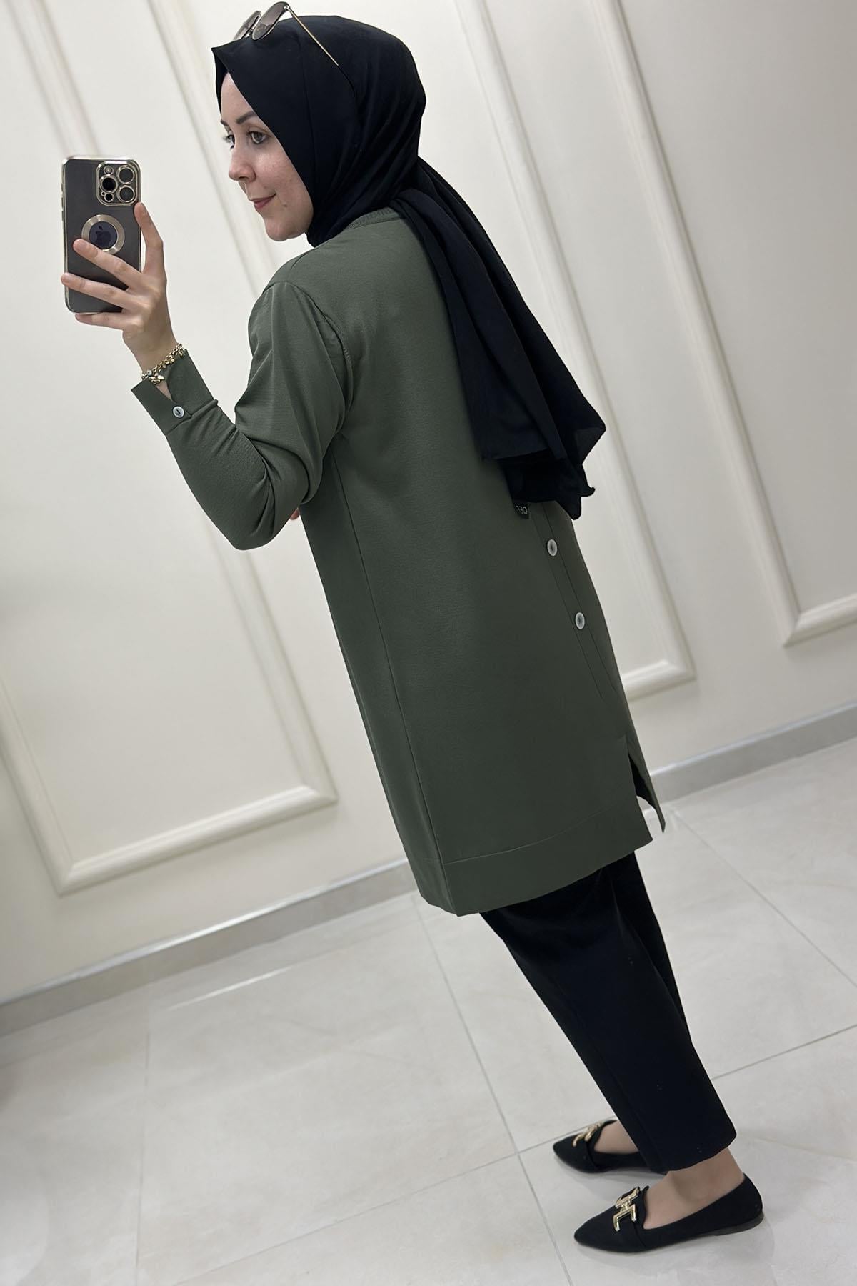 Tesettür Tunik ModelleriArka Detay ve Kol Düğme Aksesuarlı Kadın Triko Tunik Haki KADO 2725116