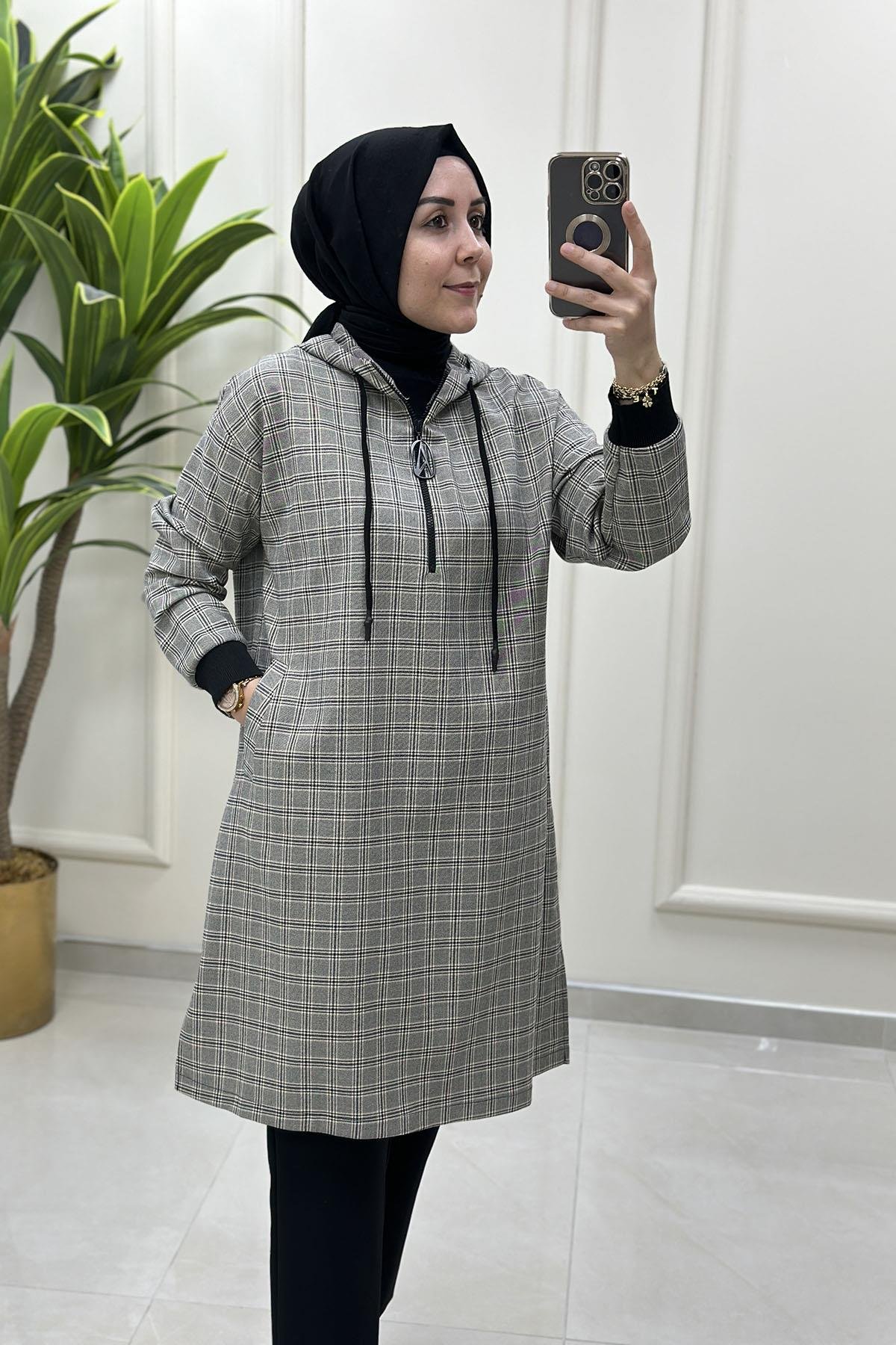 Tesettür Tunik ModelleriArmine Trend Ekose Desen Ribanalı Kadın Tunik Siyah ARM 442