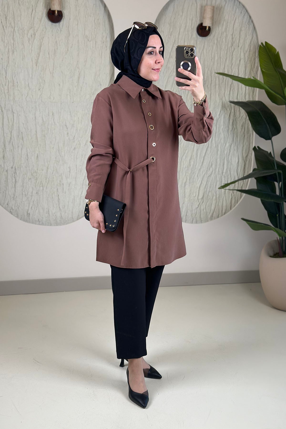 Tesettür Tunik ModelleriArmine Trend Önü Düğmeli Kuşgözü Detaylı Kadın Tunik Camel ARM 431