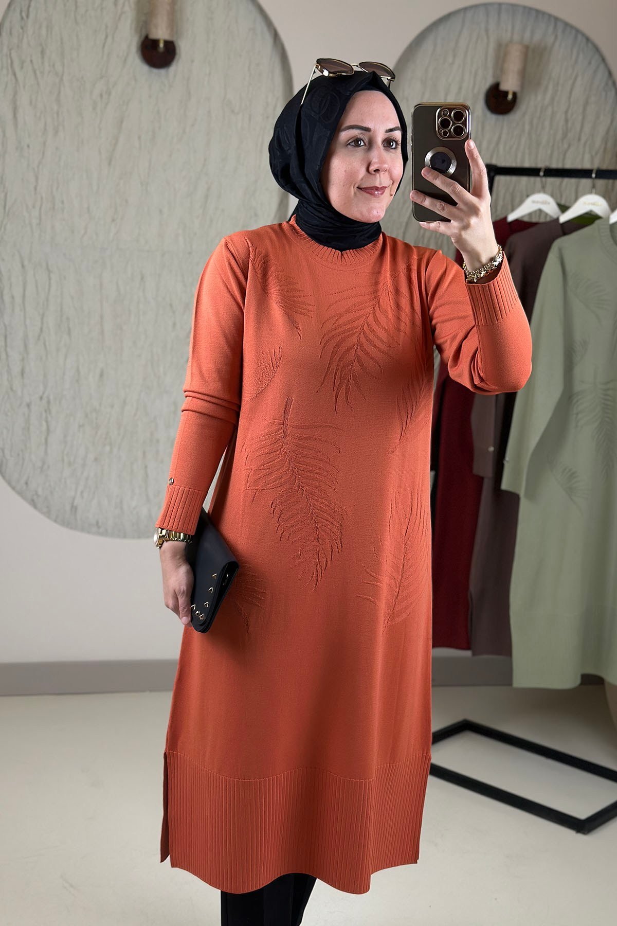 Tesettür Tunik ModelleriArmine Trend Önü Desenli Merserize Triko Kadın Tunik Şeftali ARM 408