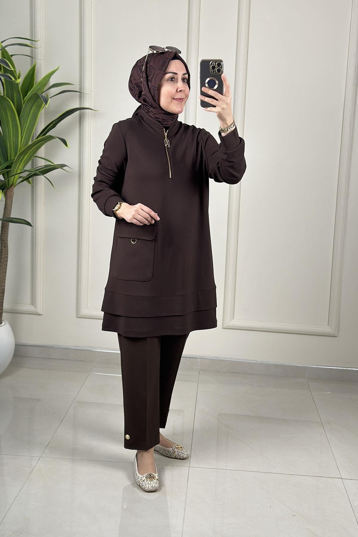 Tesettür Tunik ModelleriArmine Trend Önü Yarım Fermuarlı Cep Detaylı Kadın Modal Tunik Acı Kahve ARM 463