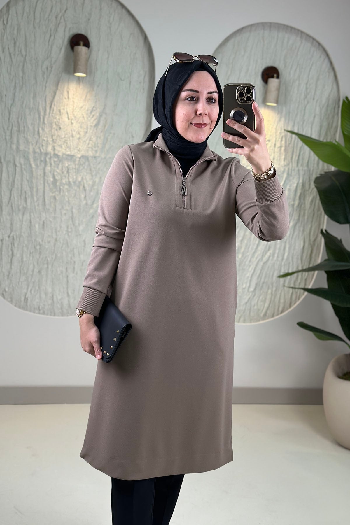 Tesettür Tunik ModelleriArmine Trend Önü Yarım Fermuarlı Ribanalı Kadın Tunik Vizon ARM 456