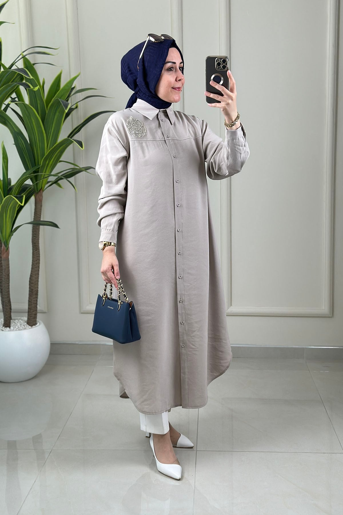 Tesettür Tunik ModelleriArmine Trend Önü Düğmeli Yaka Aksesuar Detaylı Kadın Tunik Bej ARM 403