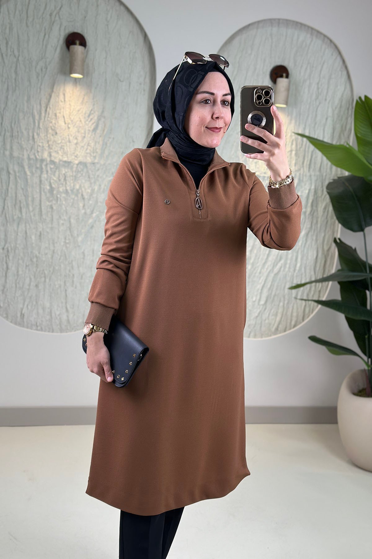 Tesettür Tunik ModelleriArmine Trend Önü Yarım Fermuarlı Ribanalı Kadın Tunik Taba ARM 456