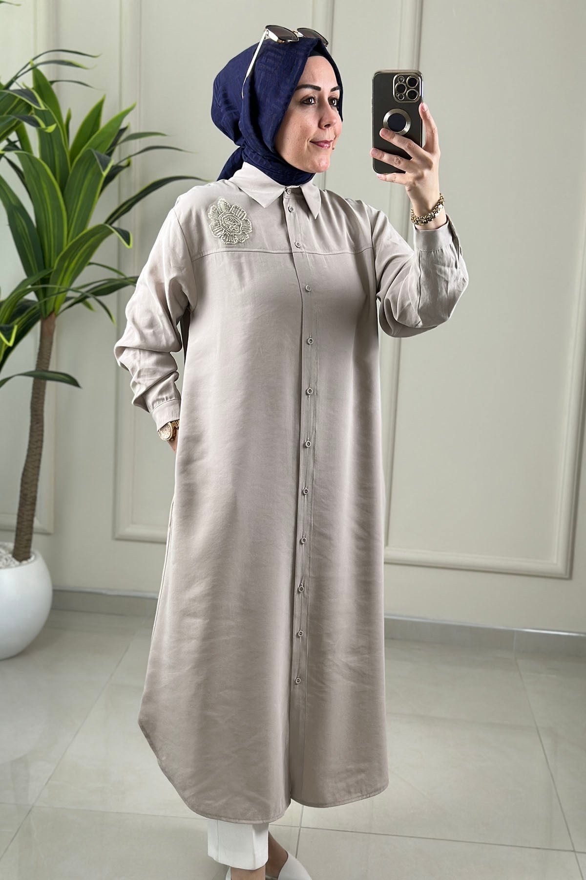Tesettür Tunik ModelleriArmine Trend Önü Düğmeli Yaka Aksesuar Detaylı Kadın Tunik Bej ARM 403
