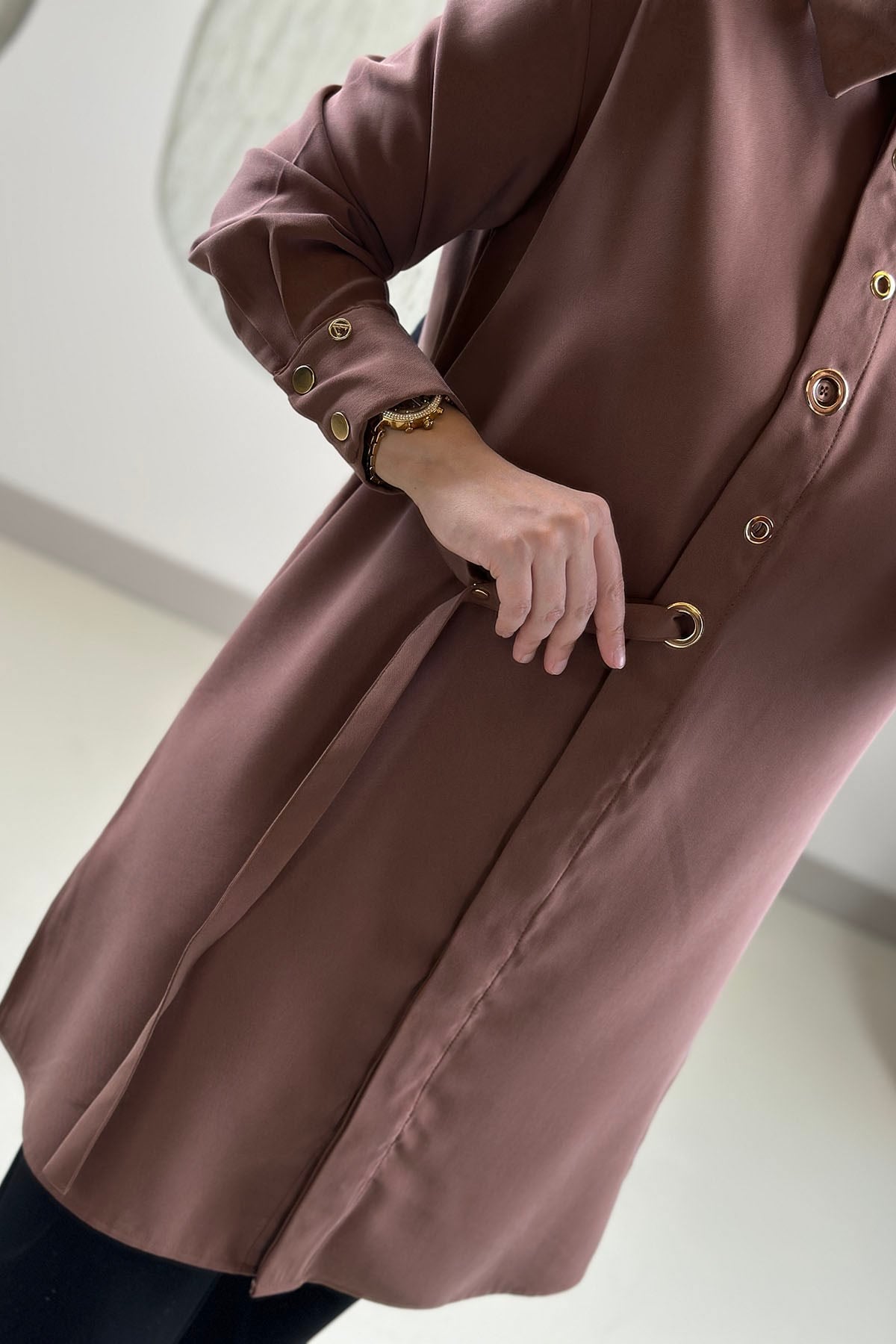 Tesettür Tunik ModelleriArmine Trend Önü Düğmeli Kuşgözü Detaylı Kadın Tunik Camel ARM 431