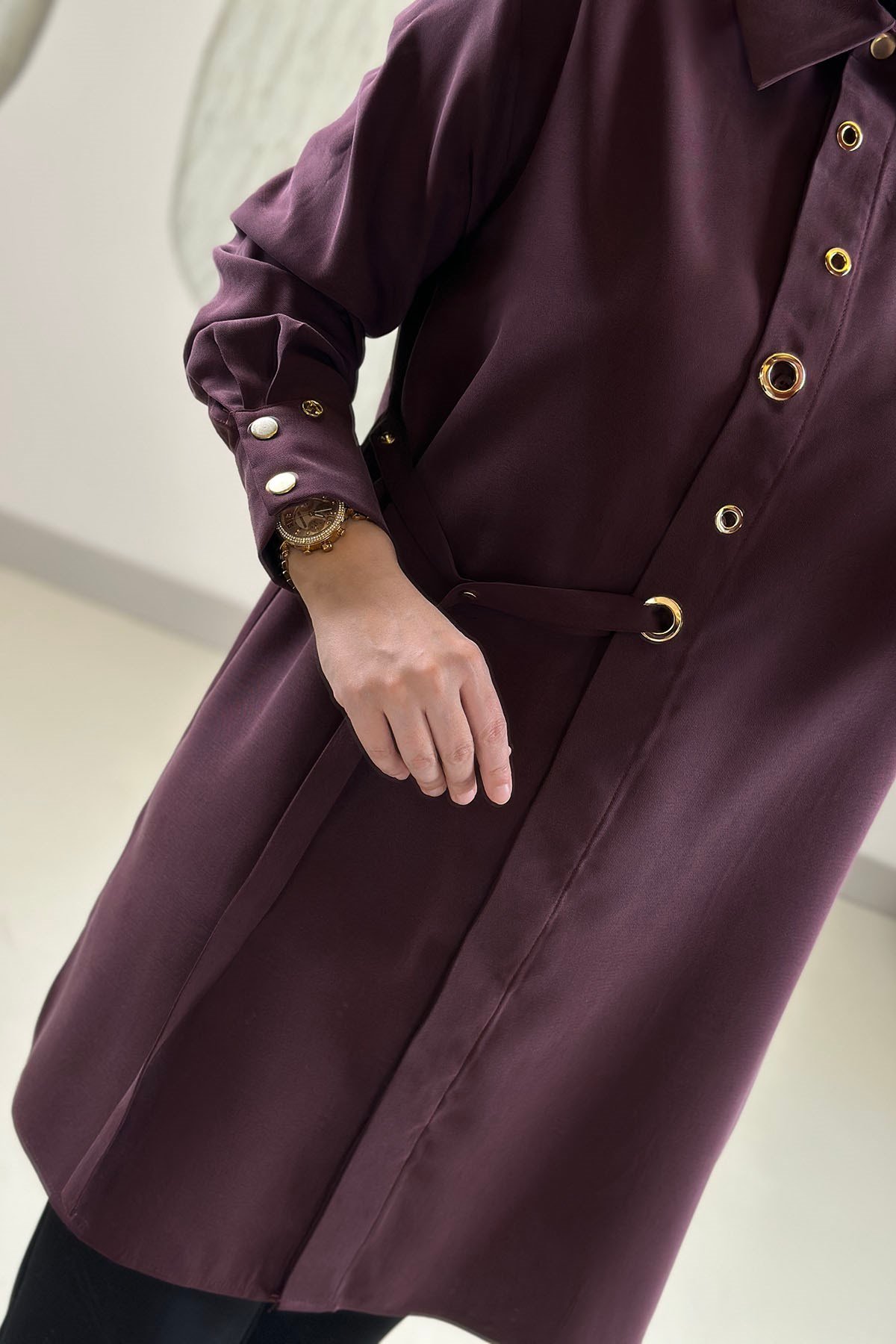 Tesettür Tunik ModelleriArmine Trend Önü Düğmeli Kuşgözü Detaylı Kadın Tunik Bordo ARM 431