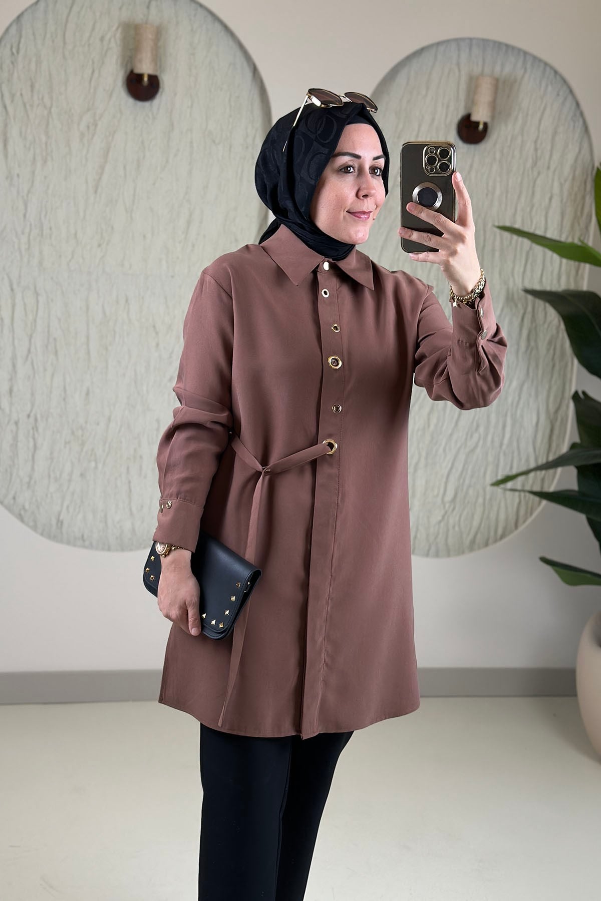 Tesettür Tunik ModelleriArmine Trend Önü Düğmeli Kuşgözü Detaylı Kadın Tunik Camel ARM 431