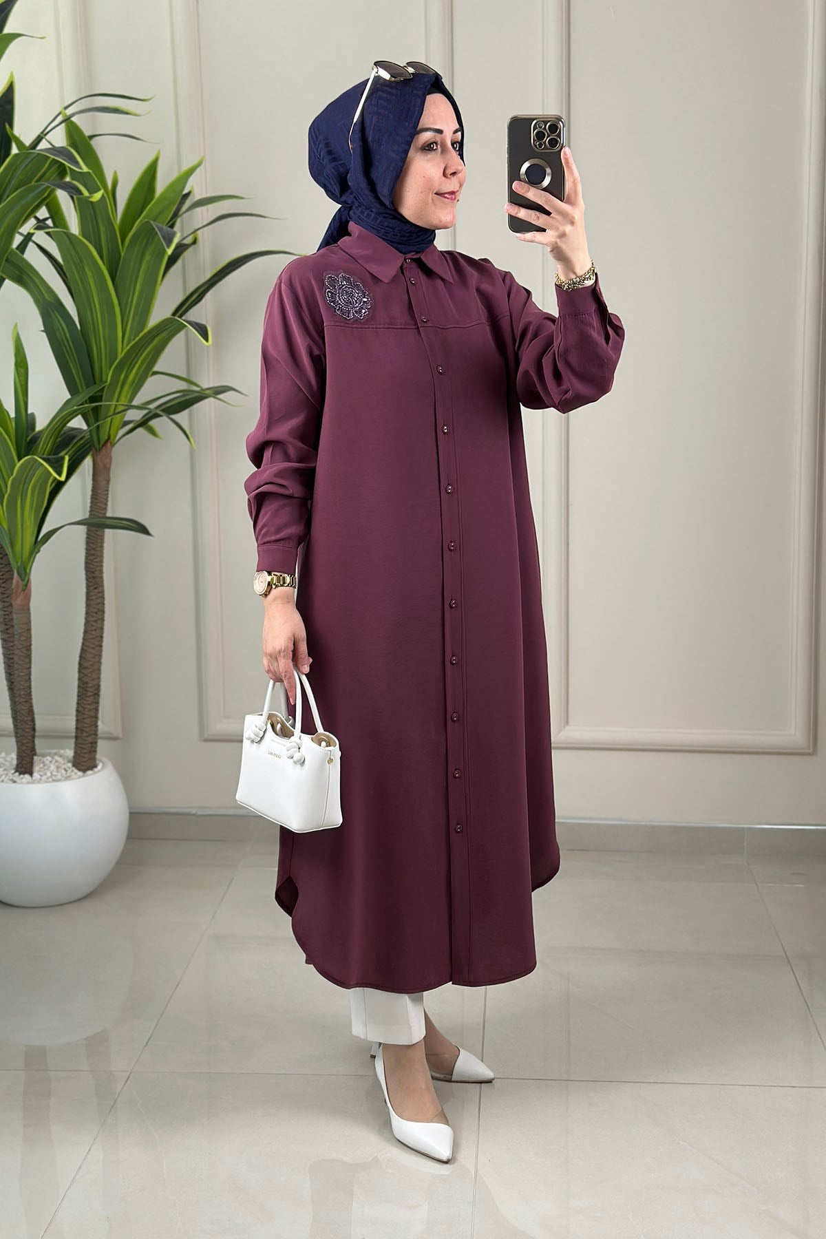 Tesettür Tunik ModelleriArmine Trend Önü Düğmeli Yaka Aksesuar Detaylı Kadın Tunik Vişne ARM 403