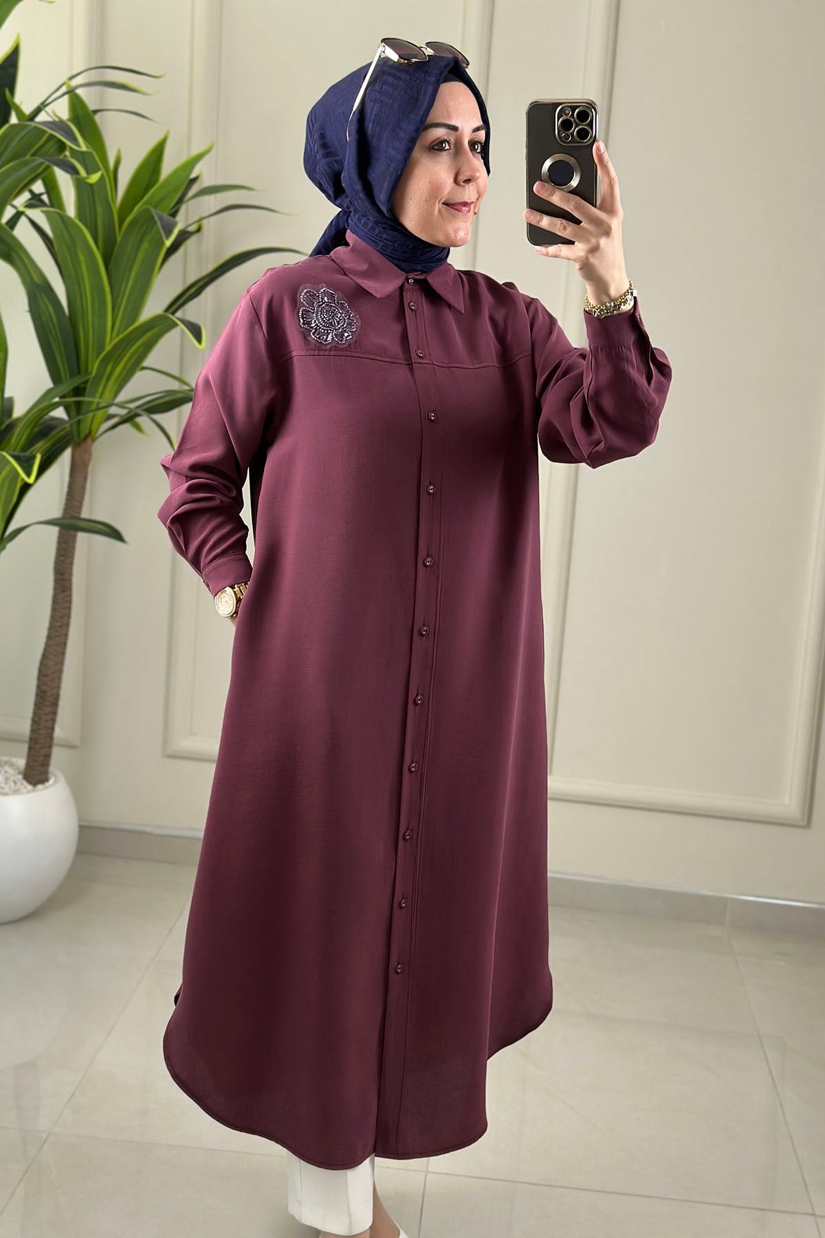 Tesettür Tunik ModelleriArmine Trend Önü Düğmeli Yaka Aksesuar Detaylı Kadın Tunik Vişne ARM 403