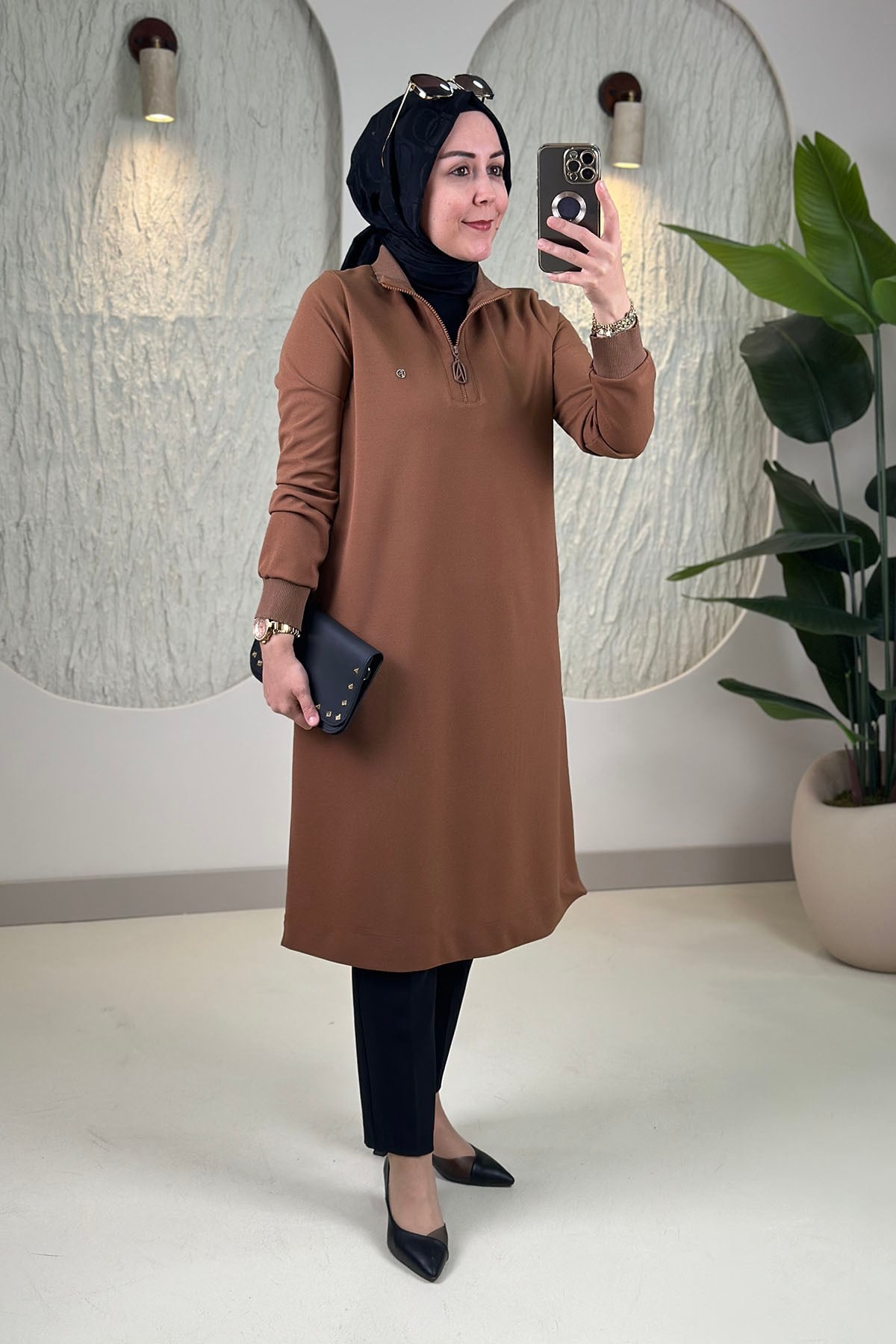 Tesettür Tunik ModelleriArmine Trend Önü Yarım Fermuarlı Ribanalı Kadın Tunik Taba ARM 456