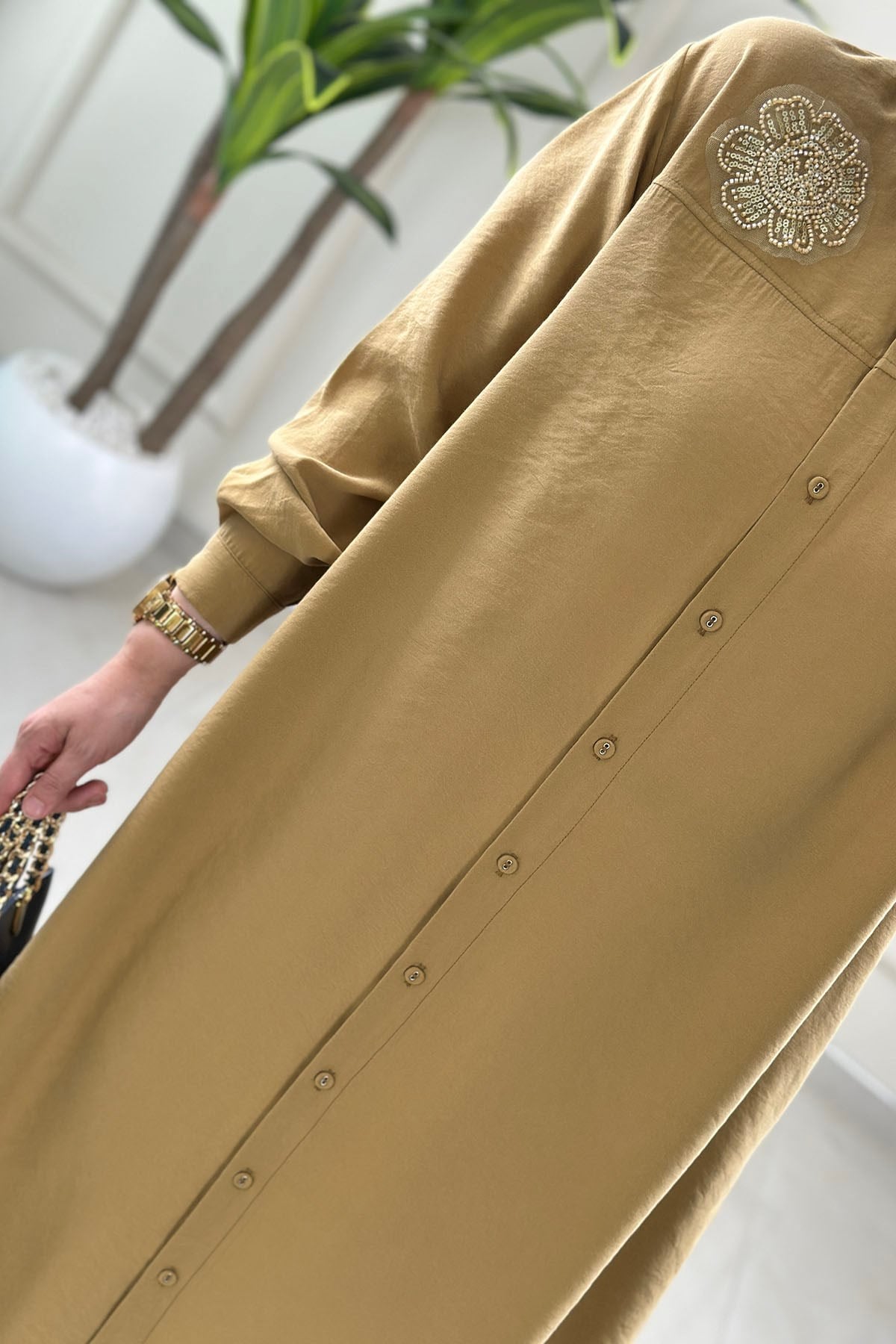 Tesettür Tunik ModelleriArmine Trend Önü Düğmeli Yaka Aksesuar Detaylı Kadın Tunik Yağ ARM 403