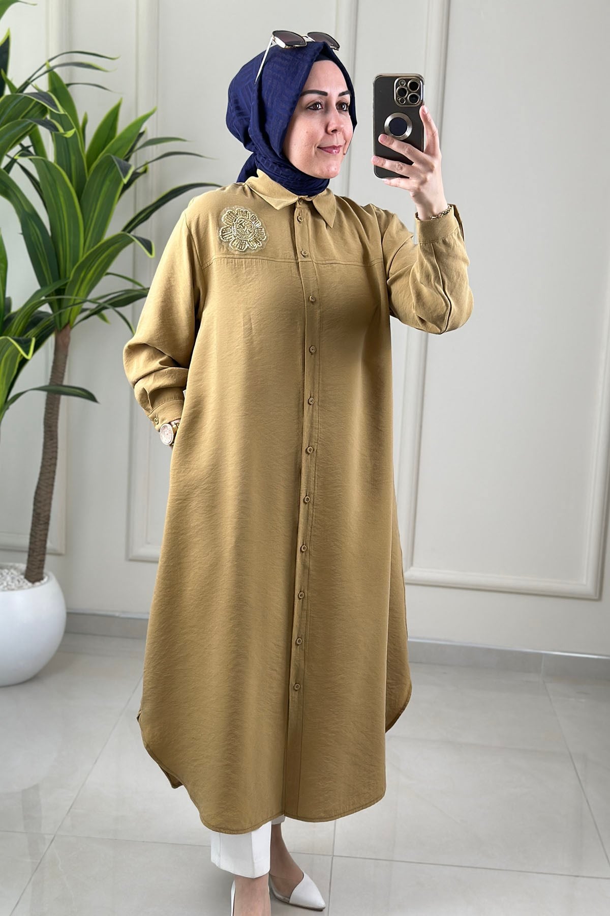 Tesettür Tunik ModelleriArmine Trend Önü Düğmeli Yaka Aksesuar Detaylı Kadın Tunik Yağ ARM 403
