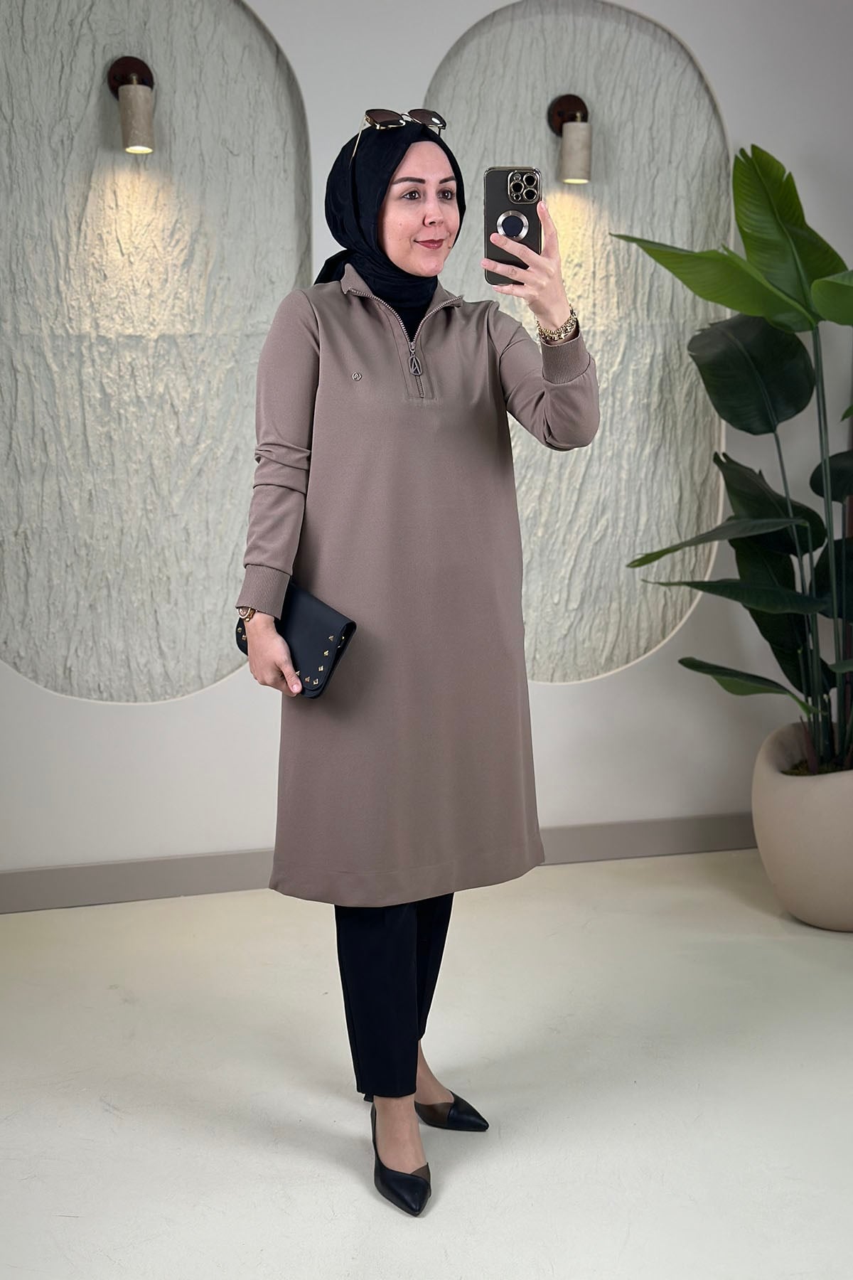 Tesettür Tunik ModelleriArmine Trend Önü Yarım Fermuarlı Ribanalı Kadın Tunik Vizon ARM 456