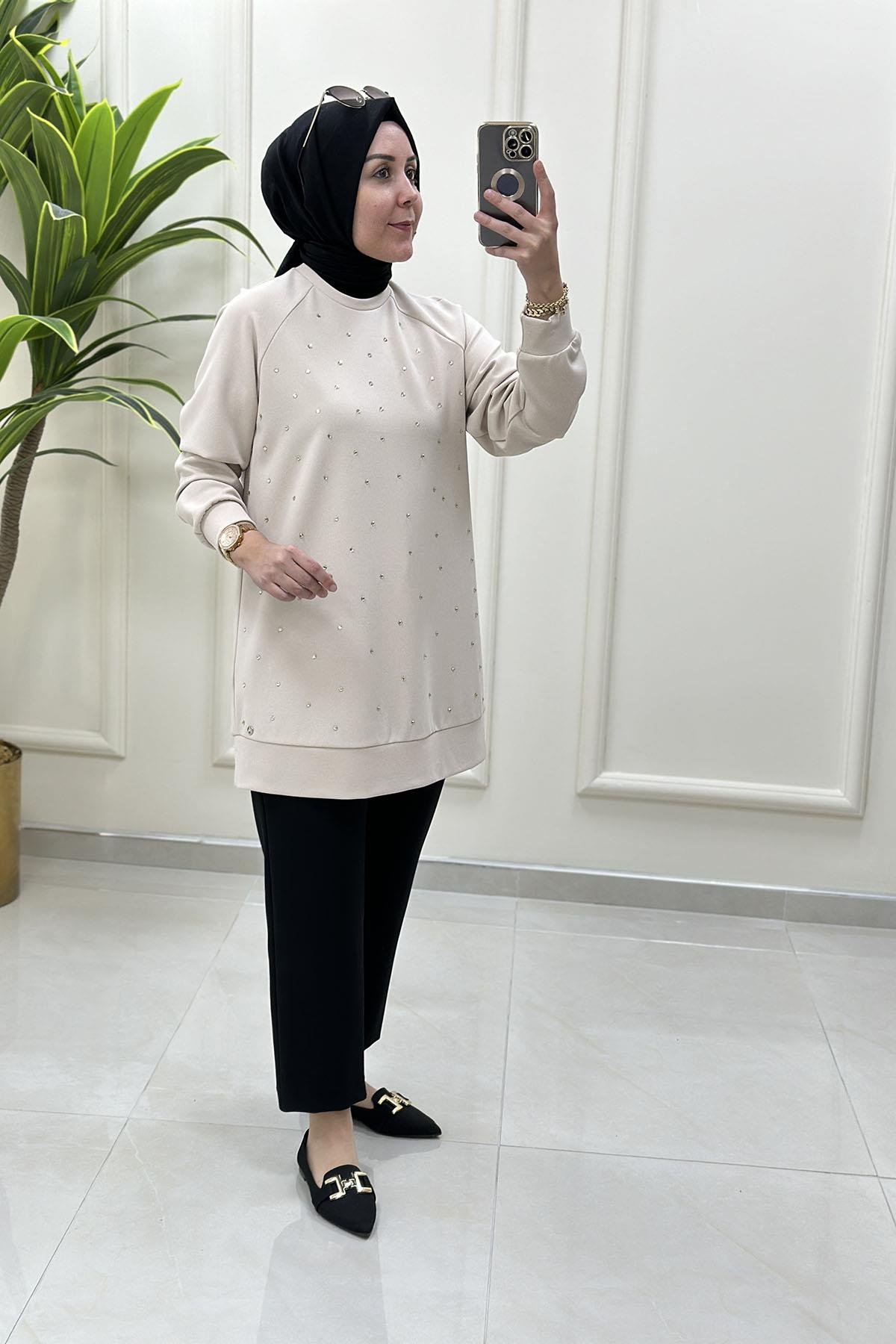 Tesettür Tunik ModelleriArmine Trend Reglan Kol Önü Serpme Taş Detaylı Kadın Tunik Bej ARM 449