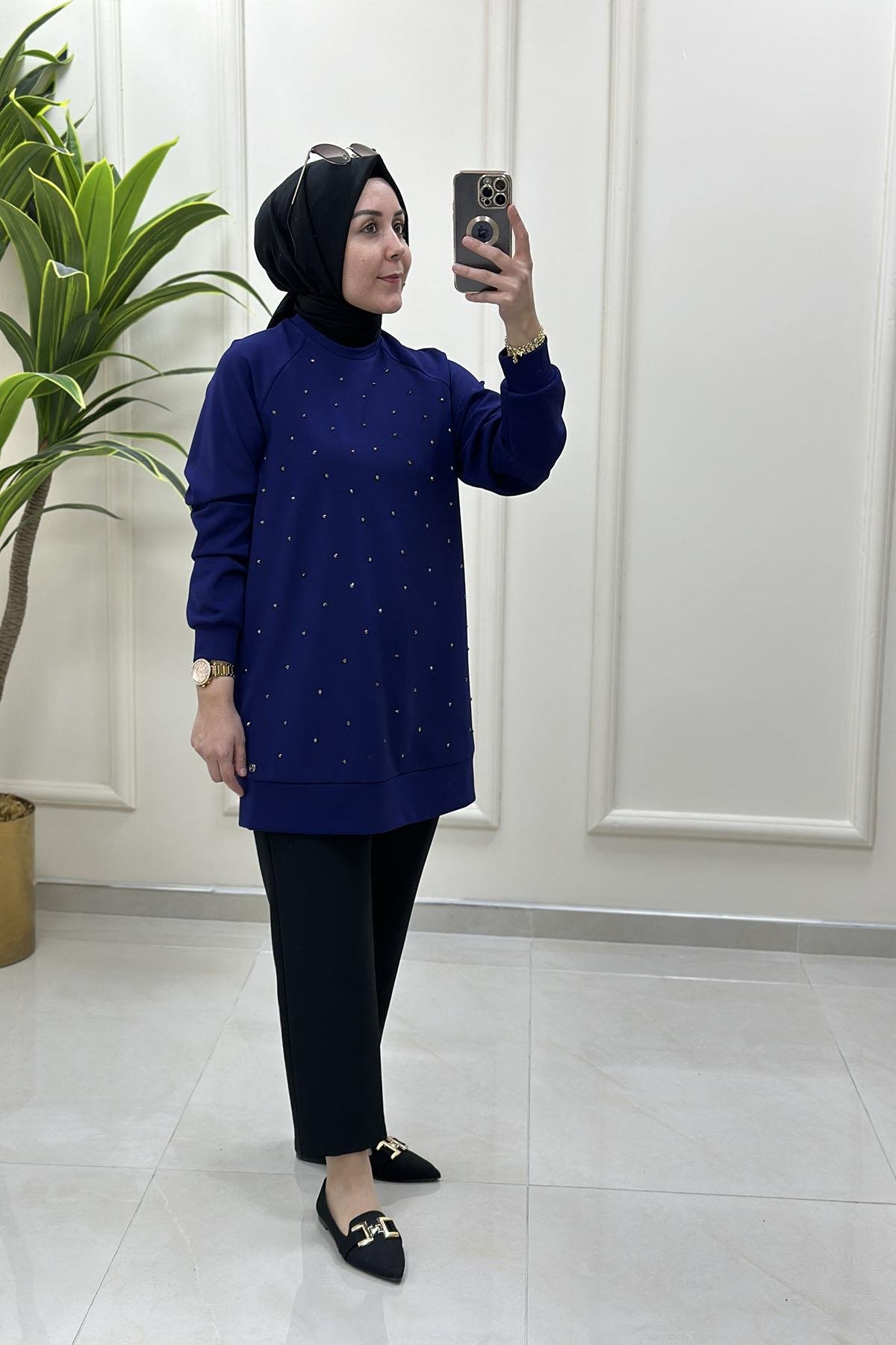 Tesettür Tunik ModelleriArmine Trend Reglan Kol Önü Serpme Taş Detaylı Kadın Tunik Saks Mavisi ARM 449