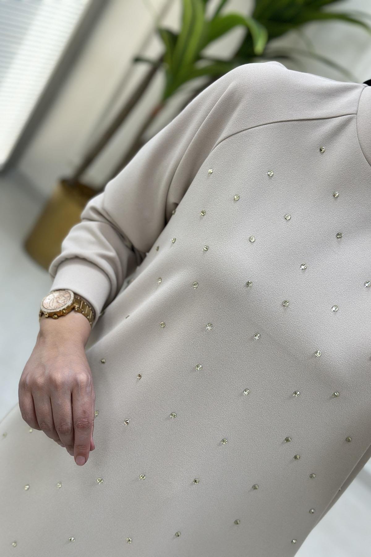 Tesettür Tunik ModelleriArmine Trend Reglan Kol Önü Serpme Taş Detaylı Kadın Tunik Bej ARM 449