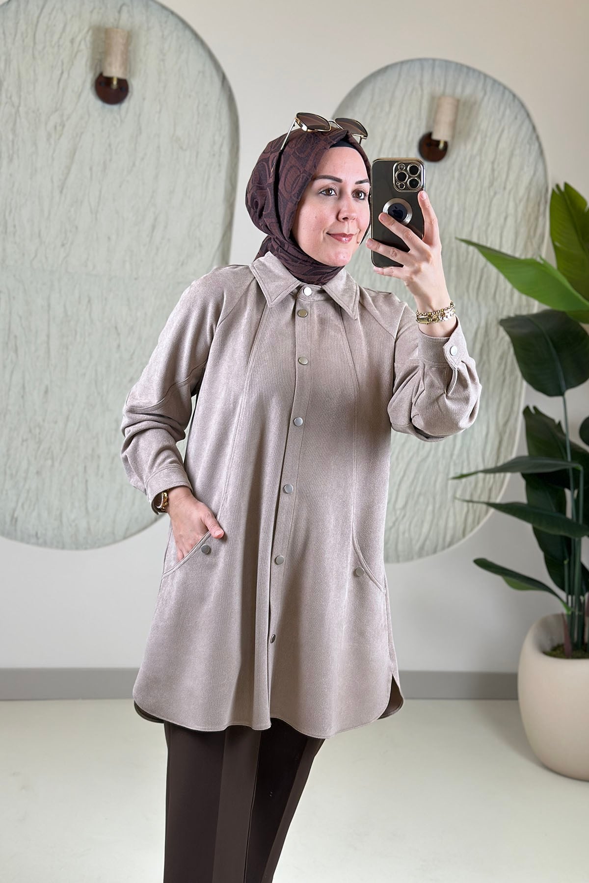 Tesettür Tunik ModelleriAvenna(Armine) İnce Fitilli Kadife Reglan Kol Önü Çıtçıtlı Kadın Tunik Bej AVN 417