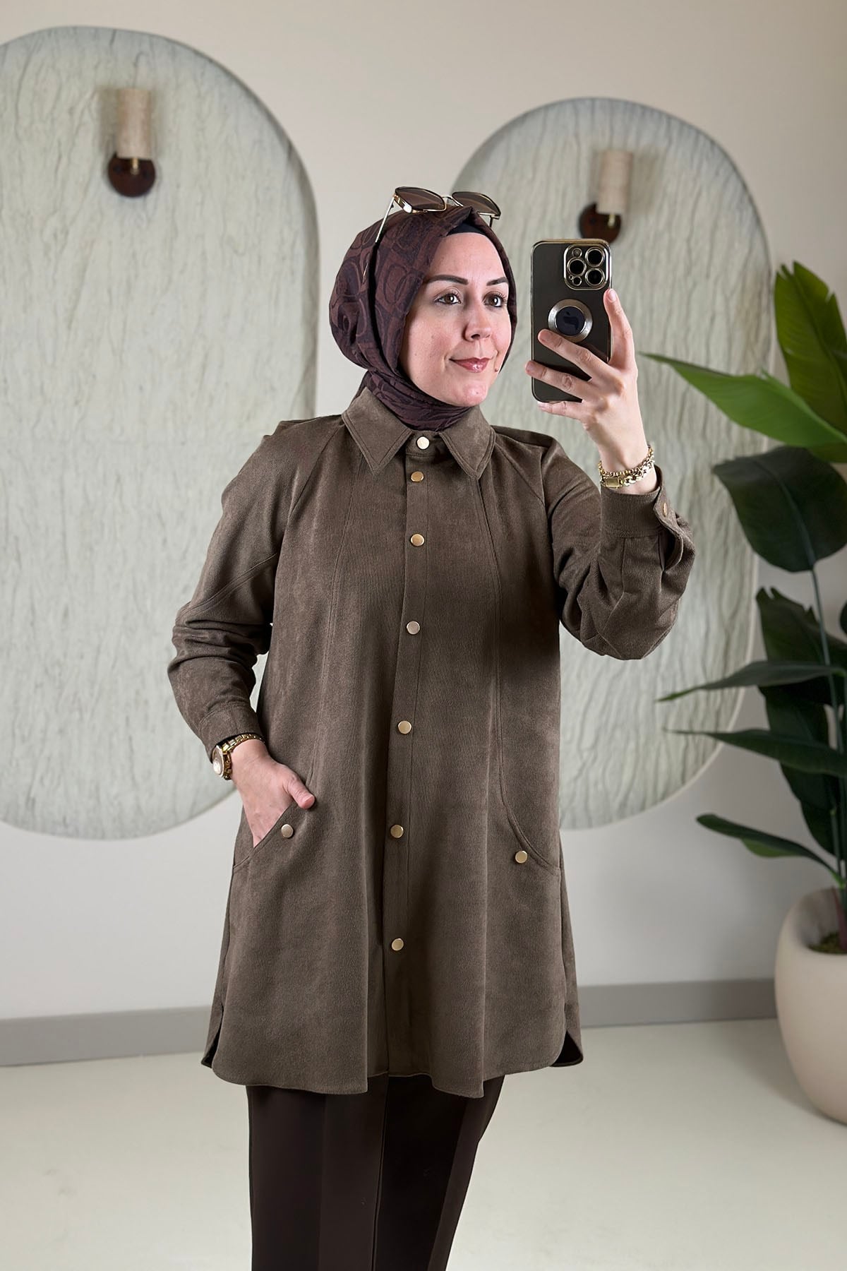 Tesettür Tunik ModelleriAvenna(Armine) İnce Fitilli Kadife Reglan Kol Önü Çıtçıtlı Kadın Tunik Haki AVN 417