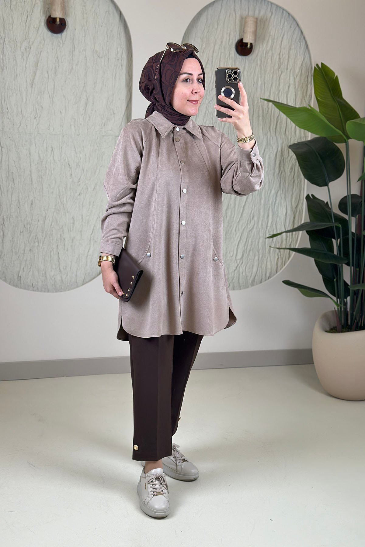 Tesettür Tunik ModelleriAvenna(Armine) İnce Fitilli Kadife Reglan Kol Önü Çıtçıtlı Kadın Tunik Bej AVN 417