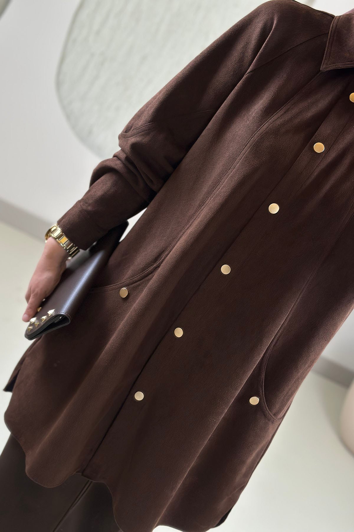 Tesettür Tunik ModelleriAvenna(Armine) İnce Fitilli Kadife Reglan Kol Önü Çıtçıtlı Kadın Tunik Kahverengi AVN 417