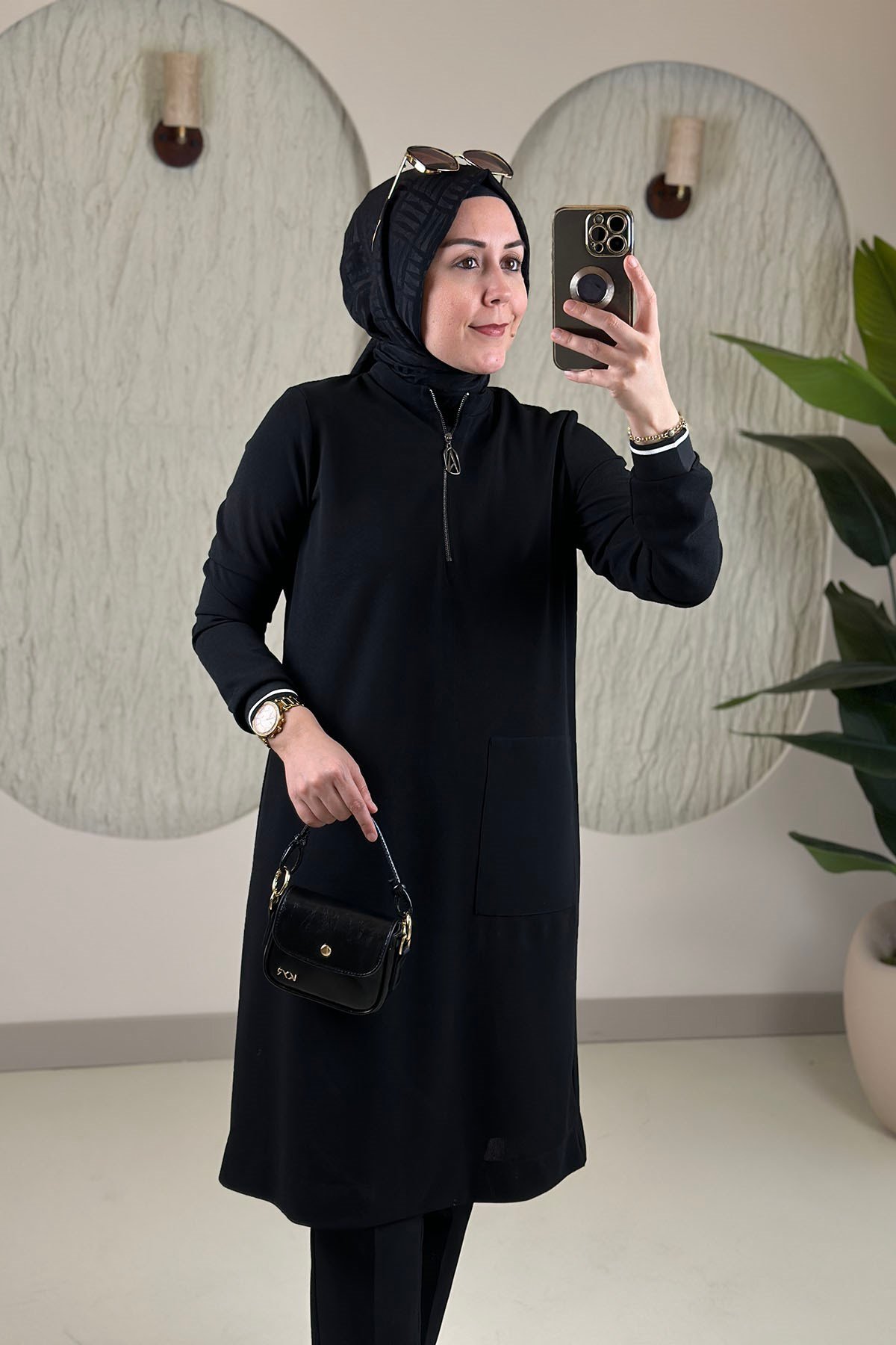 Tesettür Tunik ModelleriAvenna(Armine) Önü Fermuarlı Kol Ribanalı Kadın Tunik Siyah AVN 452