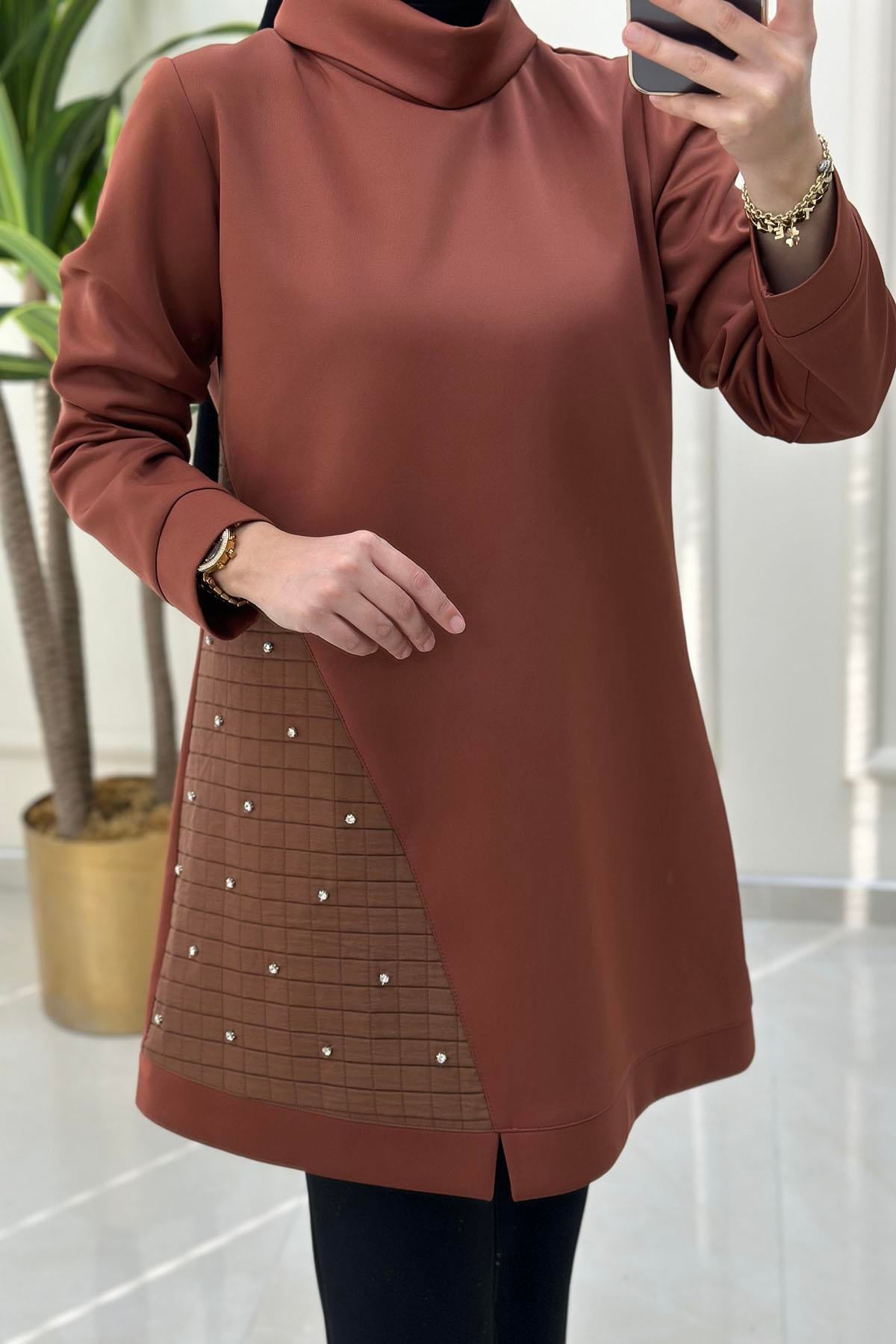 Tesettür Tunik ModelleriDegaje Yaka Önü Kapitone ve Taş Detaylı Modal Kadın Tunik Taba QTN 2881