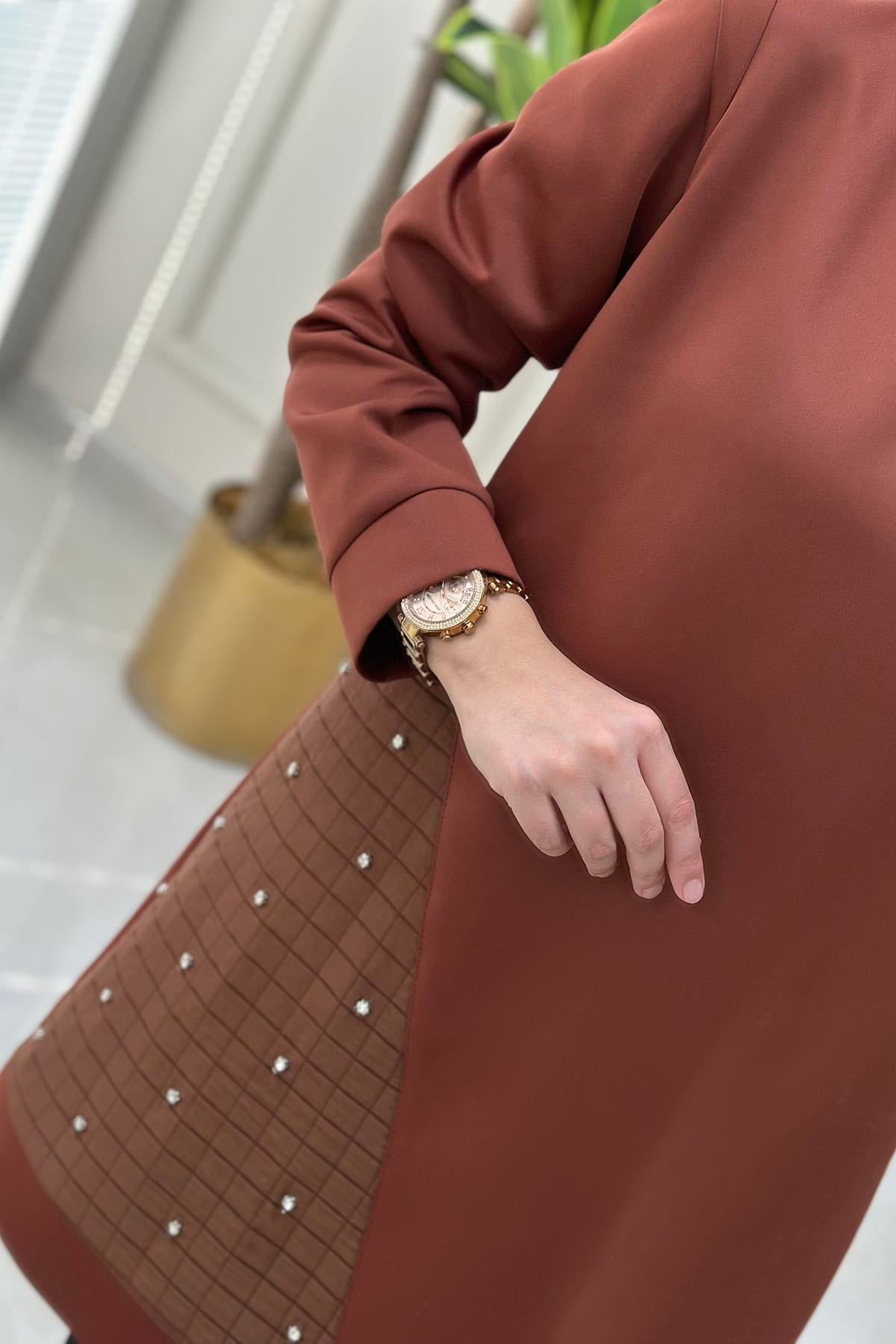Tesettür Tunik ModelleriDegaje Yaka Önü Kapitone ve Taş Detaylı Modal Kadın Tunik Taba QTN 2881