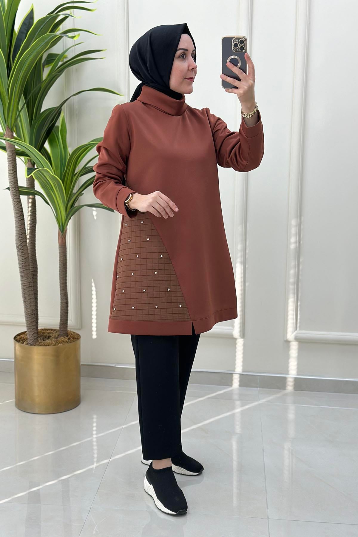 Tesettür Tunik ModelleriDegaje Yaka Önü Kapitone ve Taş Detaylı Modal Kadın Tunik Taba QTN 2881