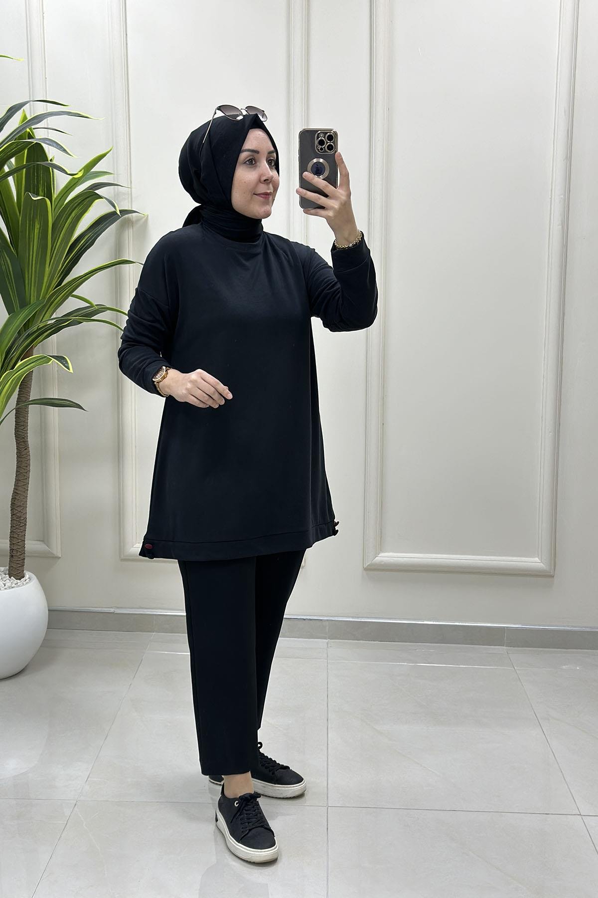 Tesettür Tunik ModelleriDüşük Omuz Etek Ucu Düğme Detaylı Modal Pike Kadın Tunik Siyah KADO 257498