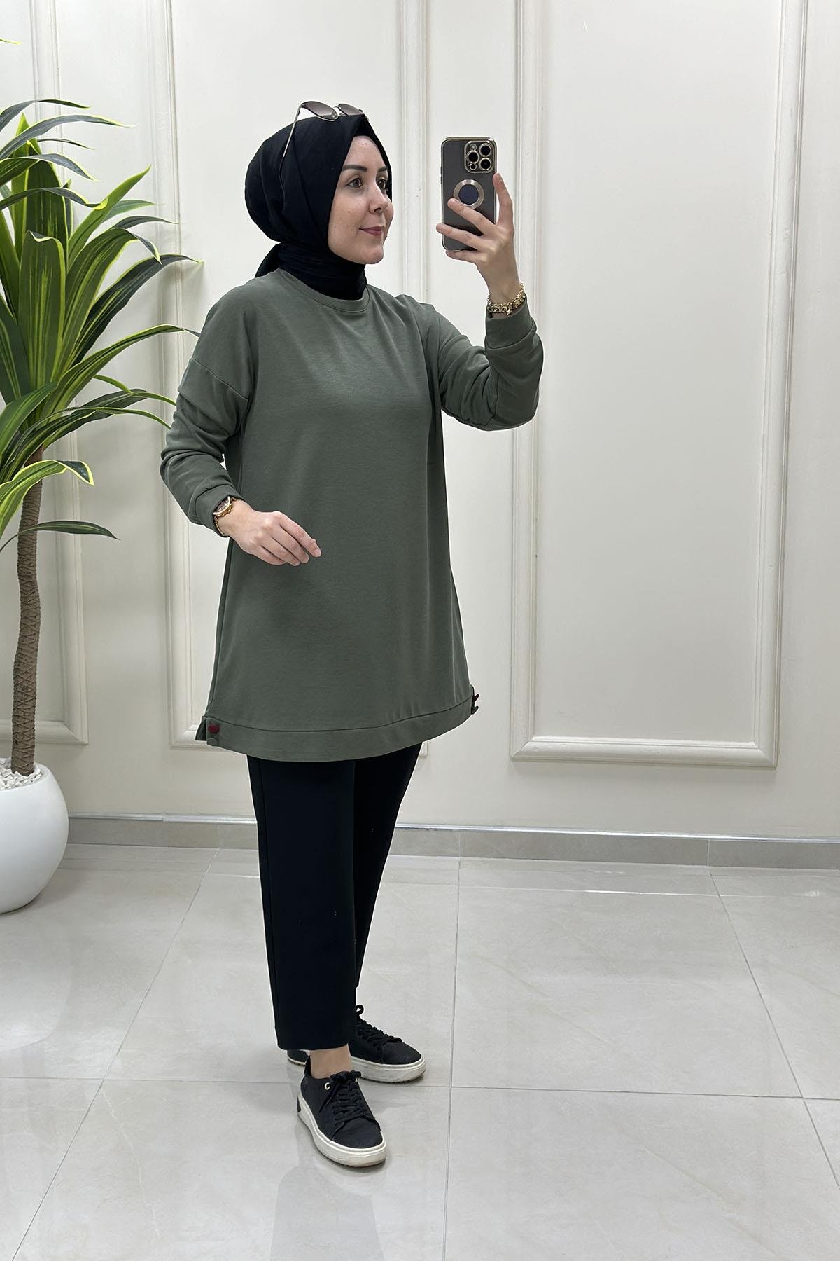 Tesettür Tunik ModelleriDüşük Omuz Etek Ucu Düğme Detaylı Modal Pike Kadın Tunik Haki KADO 257498