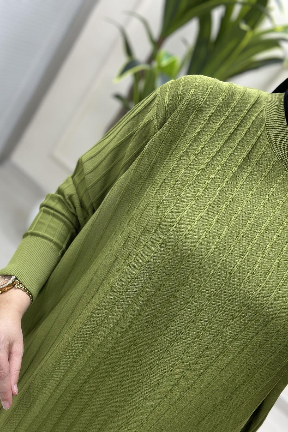 Tesettür Tunik ModelleriDüşük Omuz Fitilli Kadın Triko Tunik Yeşil KADO 2725522