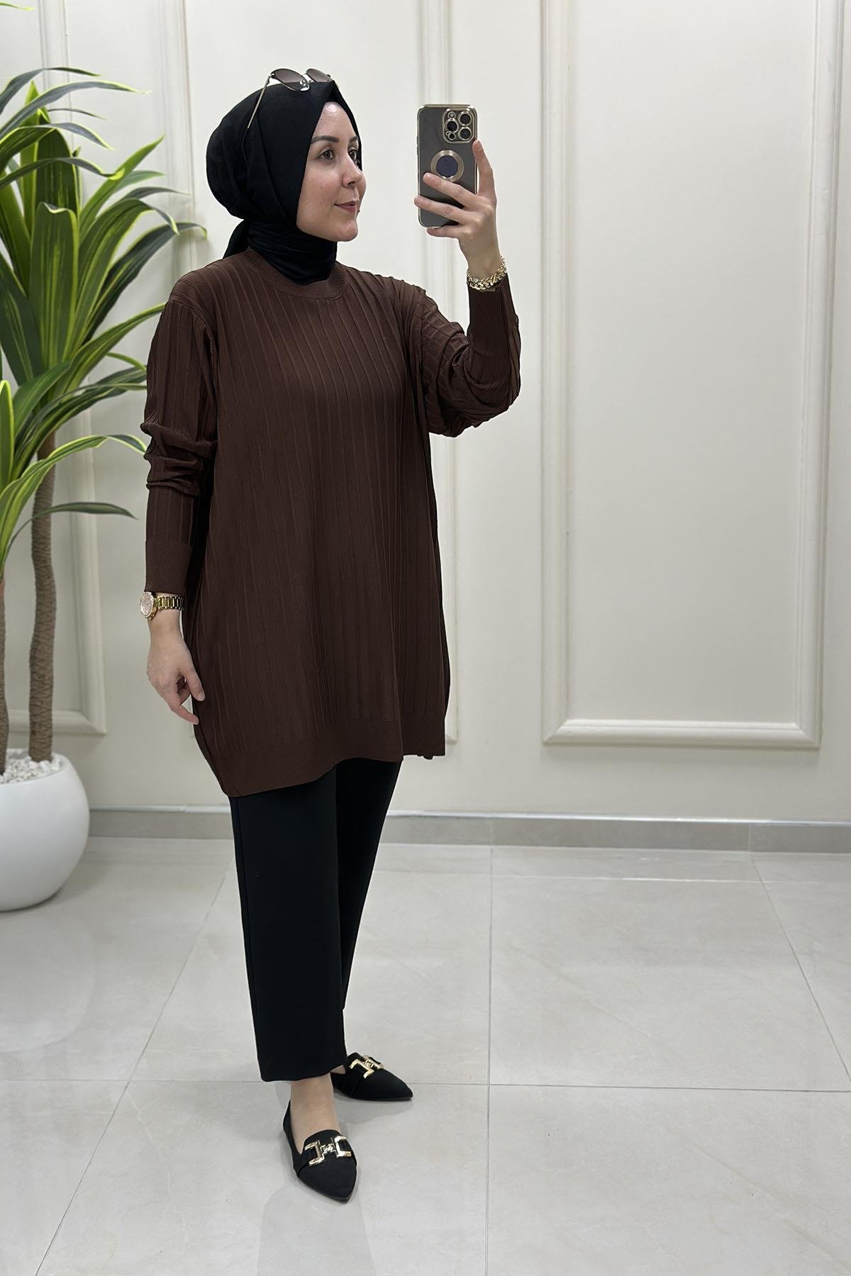 Tesettür Tunik ModelleriDüşük Omuz Fitilli Kadın Triko Tunik Kahverengi KADO 2725522