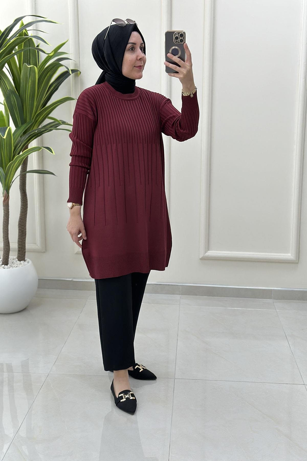 Tesettür Tunik ModelleriDüşük Omuz Kendinden Desenli Kadın Triko Tunik Bordo KADO 2725018
