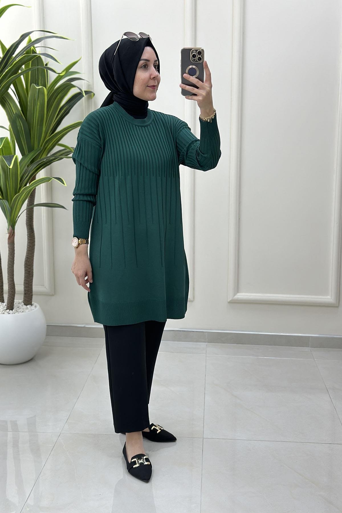 Tesettür Tunik ModelleriDüşük Omuz Kendinden Desenli Kadın Triko Tunik Zümrüt Yeşili KADO 2725018