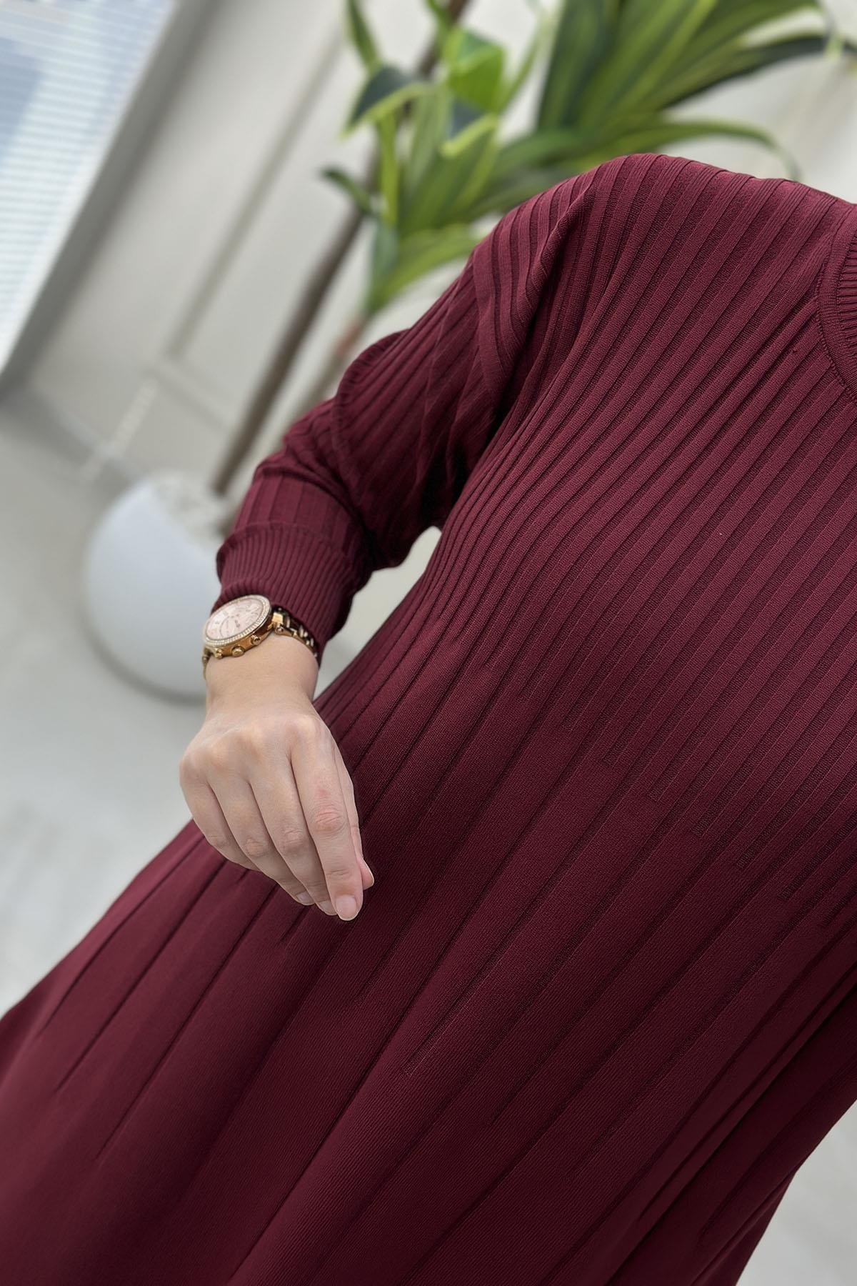 Tesettür Tunik ModelleriDüşük Omuz Kendinden Desenli Kadın Triko Tunik Bordo KADO 2725018