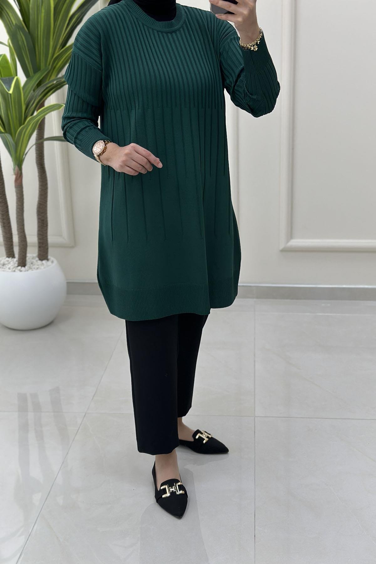 Tesettür Tunik ModelleriDüşük Omuz Kendinden Desenli Kadın Triko Tunik Zümrüt Yeşili KADO 2725018
