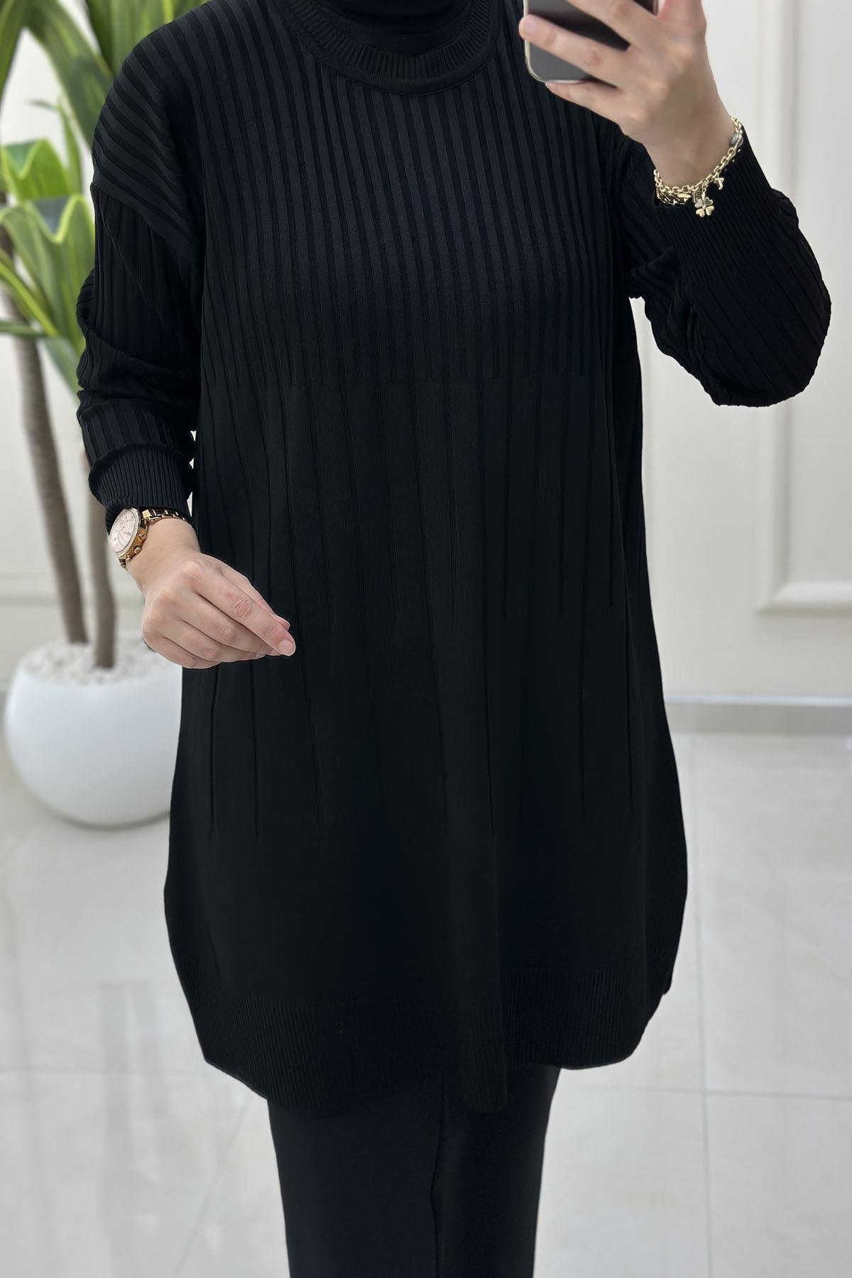 Tesettür Tunik ModelleriDüşük Omuz Kendinden Desenli Kadın Triko Tunik Siyah KADO 2725018