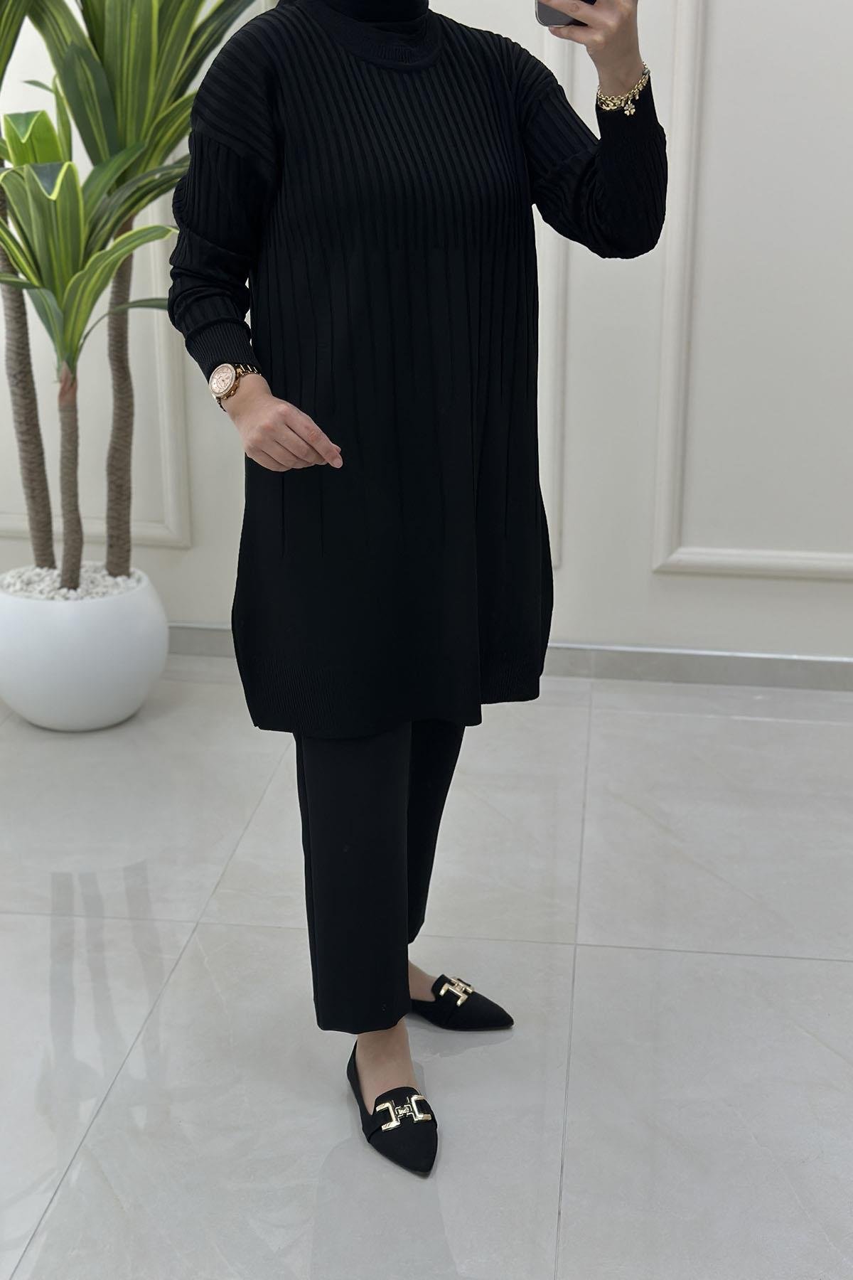 Tesettür Tunik ModelleriDüşük Omuz Kendinden Desenli Kadın Triko Tunik Siyah KADO 2725018